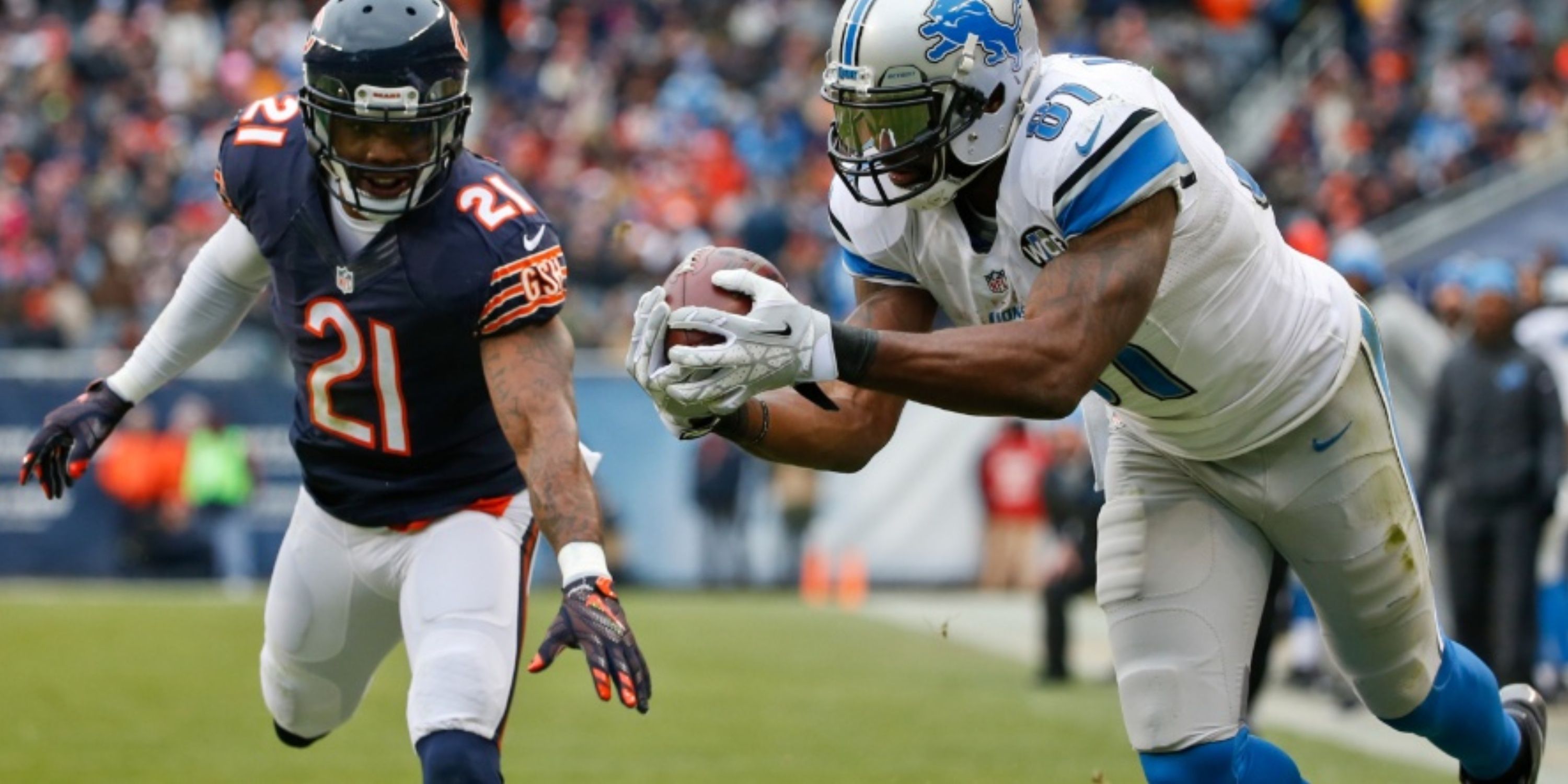 Calvin Johnson makes catch versus the Chicago Bears