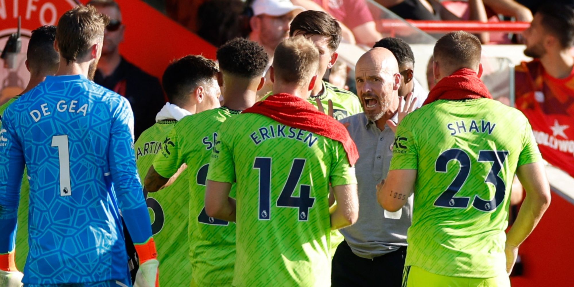 Manchester United manager Erik ten Hag with players vs Brentford