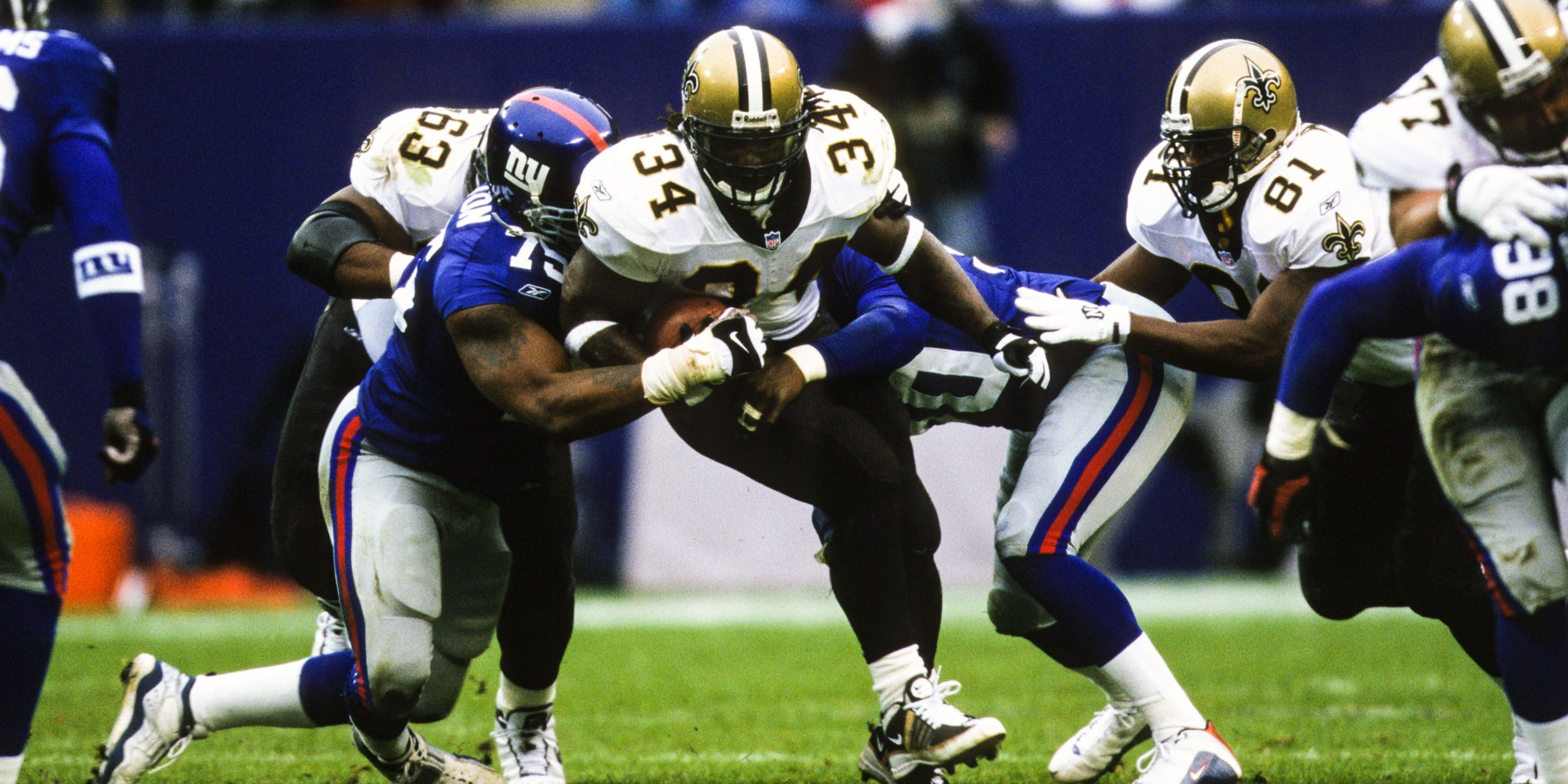 Ricky Williams takes handoff against New York Giants