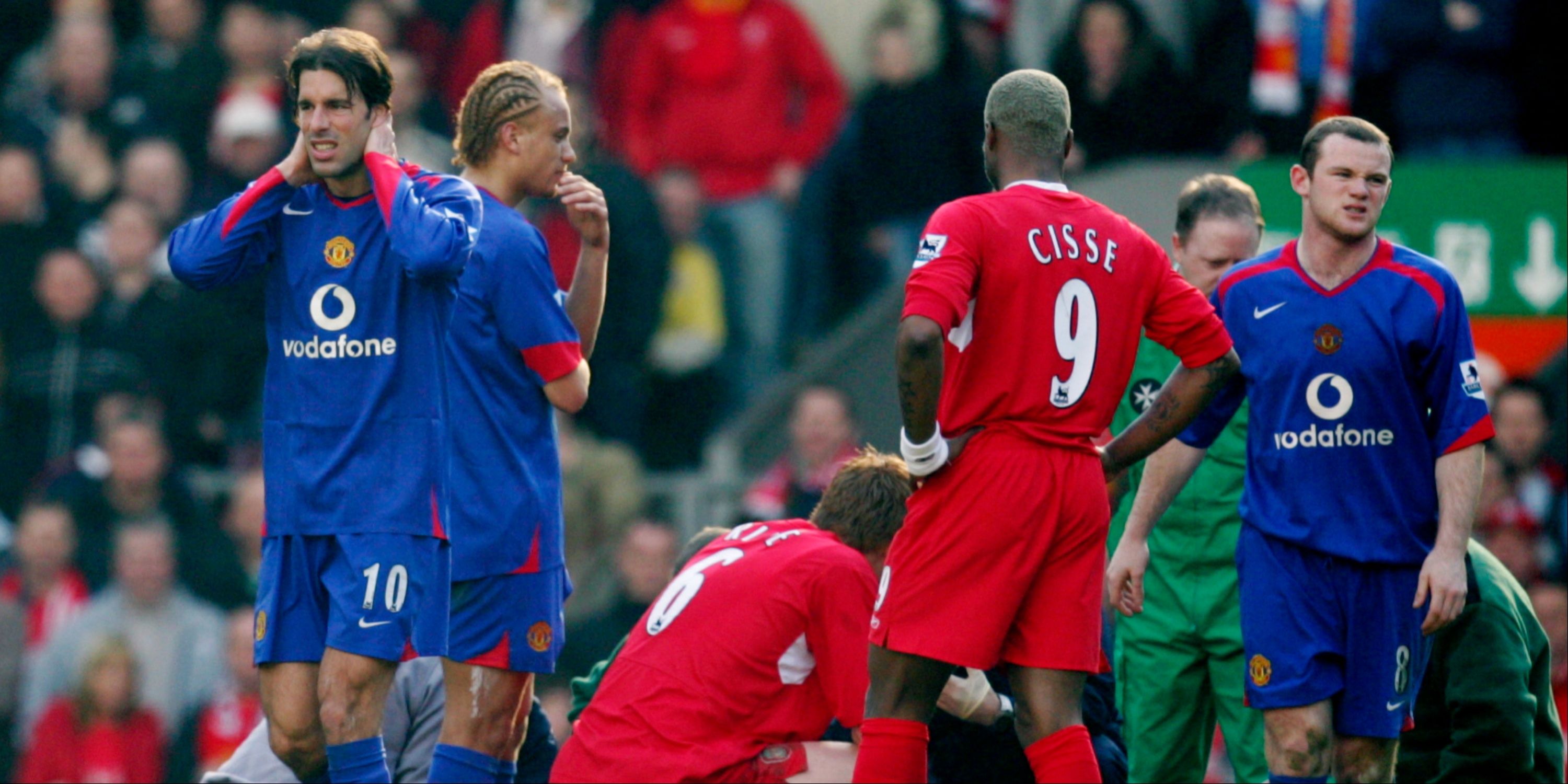 Manchester United and Liverpool players react to Alan Smith's horror injury