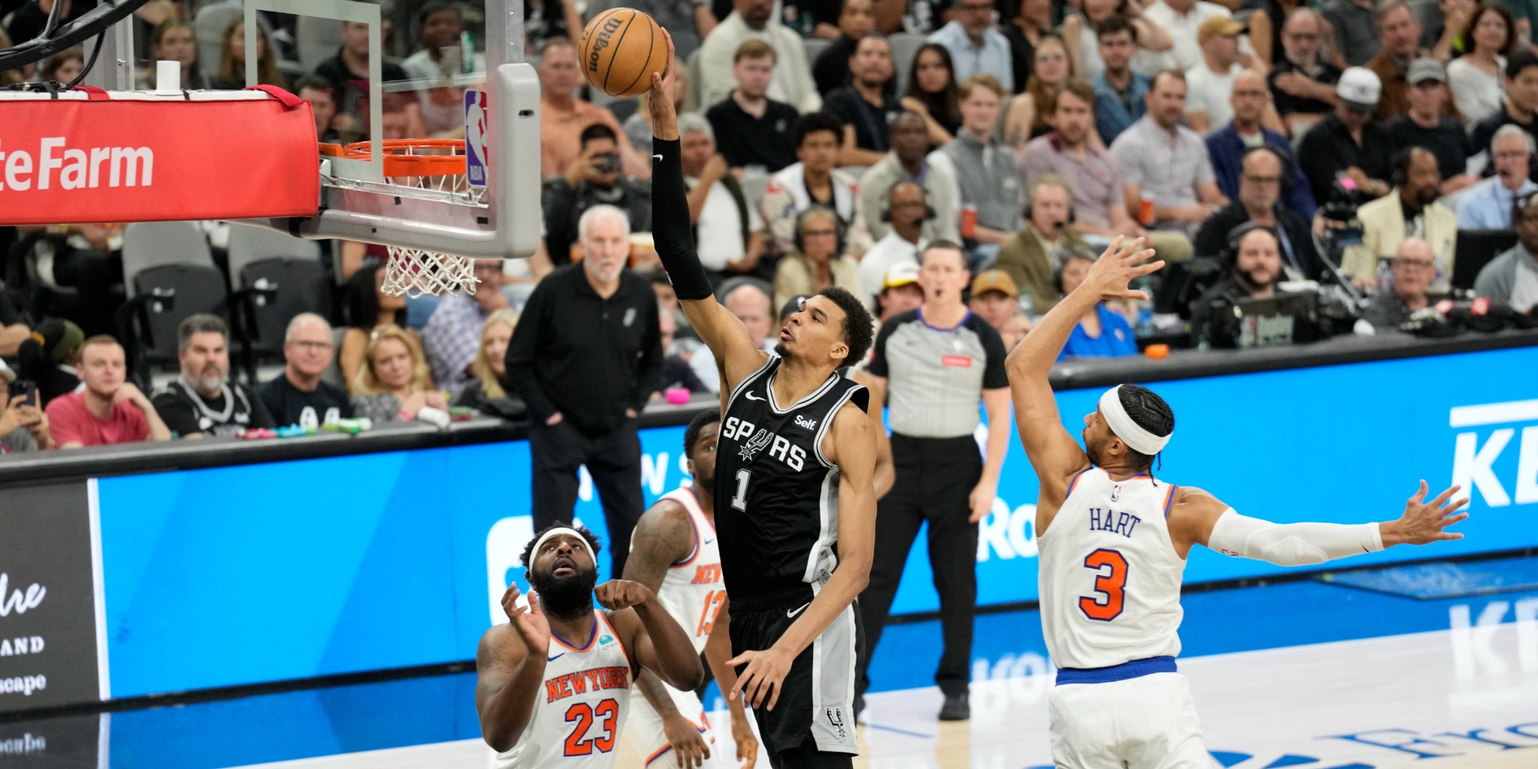 Victor Wembanyama dunking the ball