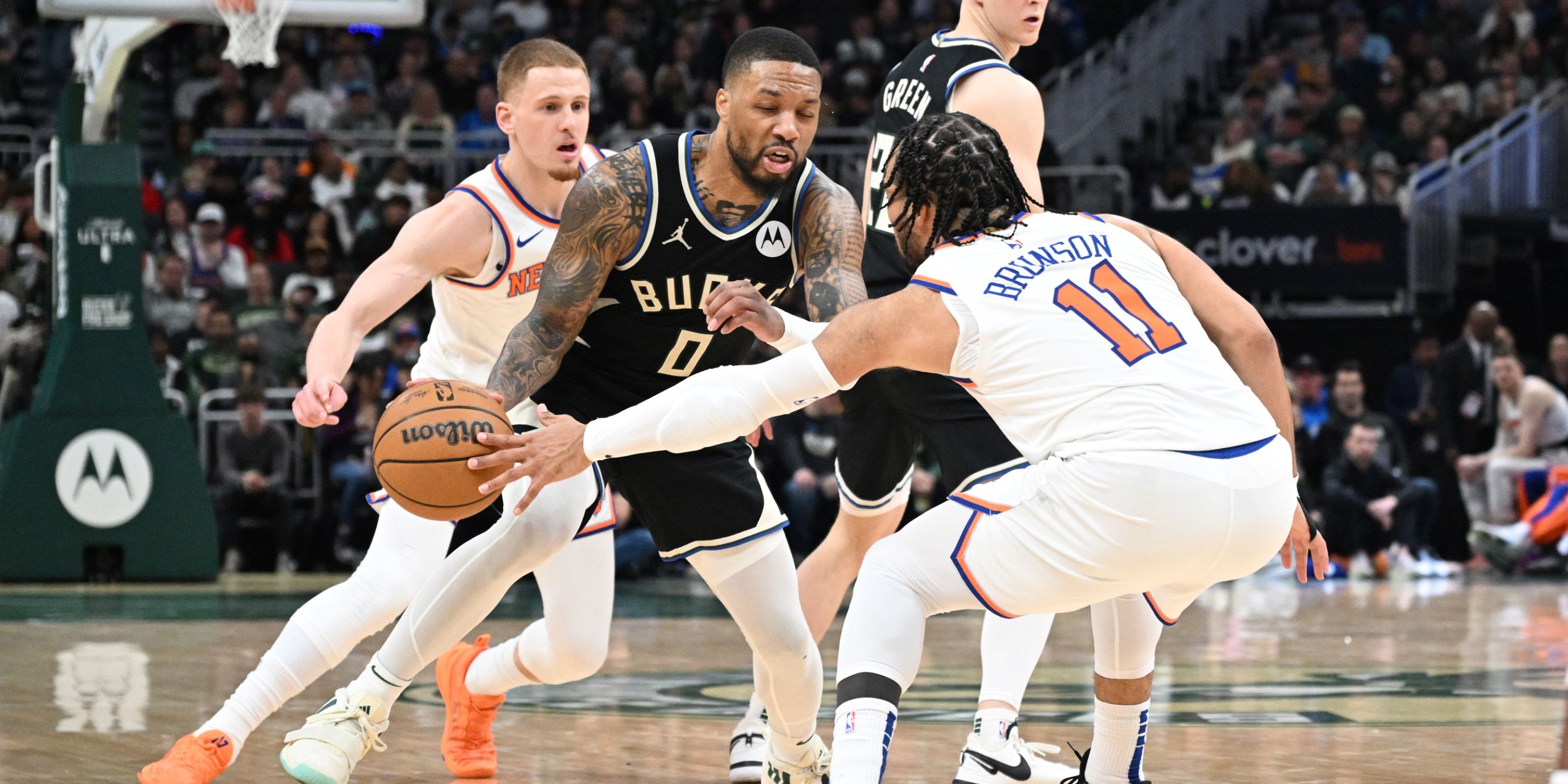 Lillard guarded by Brunson and Divincenzo