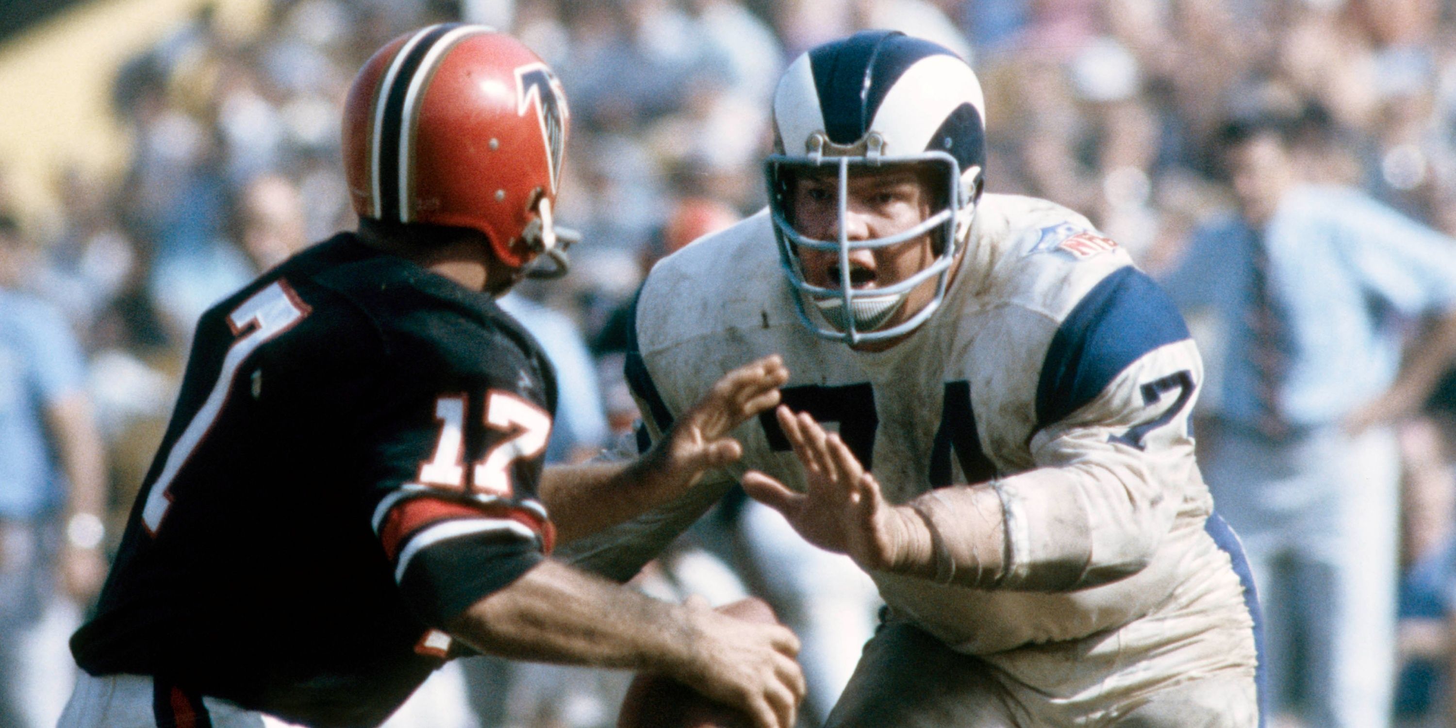 Merlin Olsen chases down the QB for the Rams 