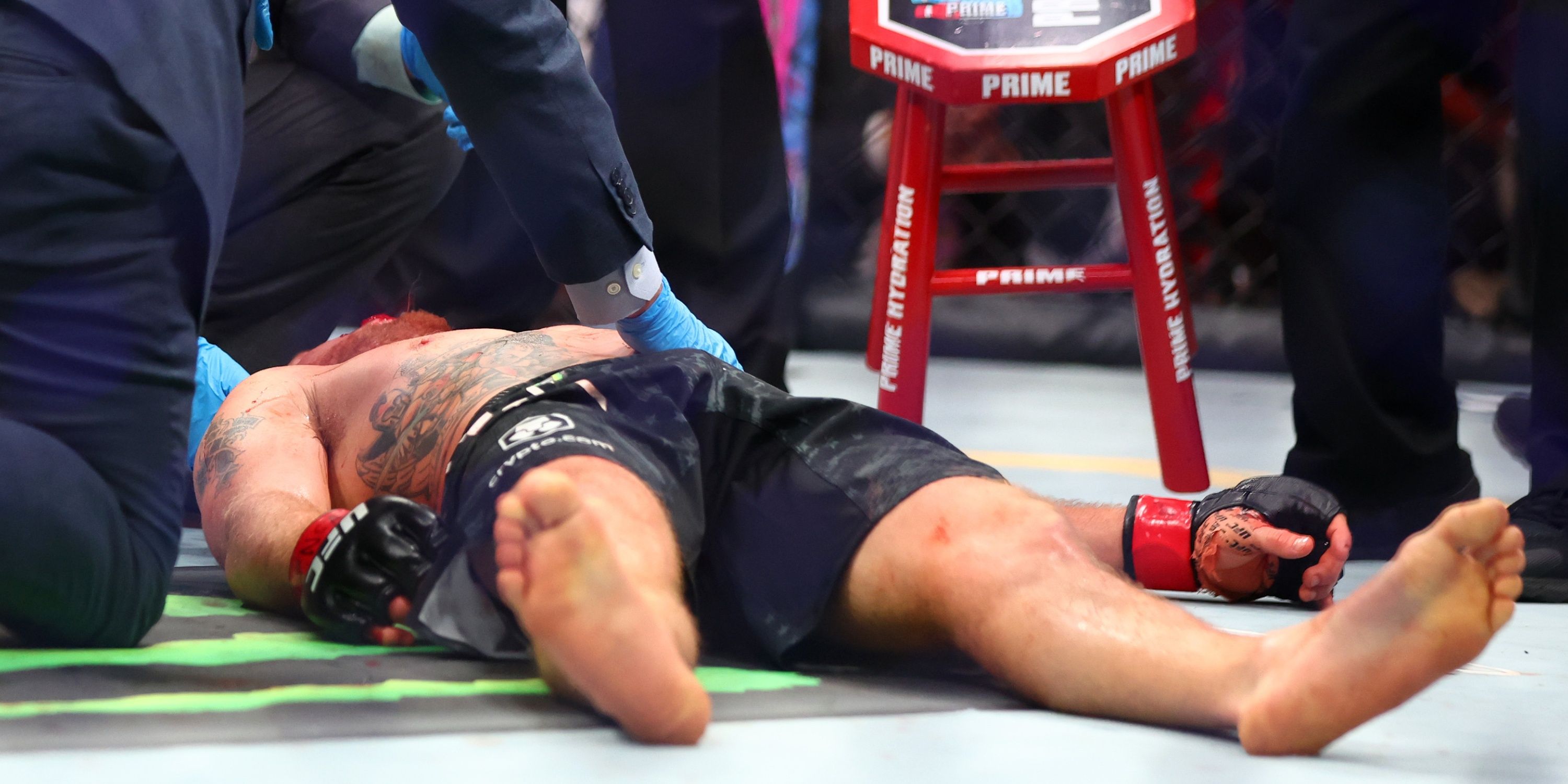 UFC Release Mic'd Up Footage of Ref Reacting to Holloway's KO of Gaethje