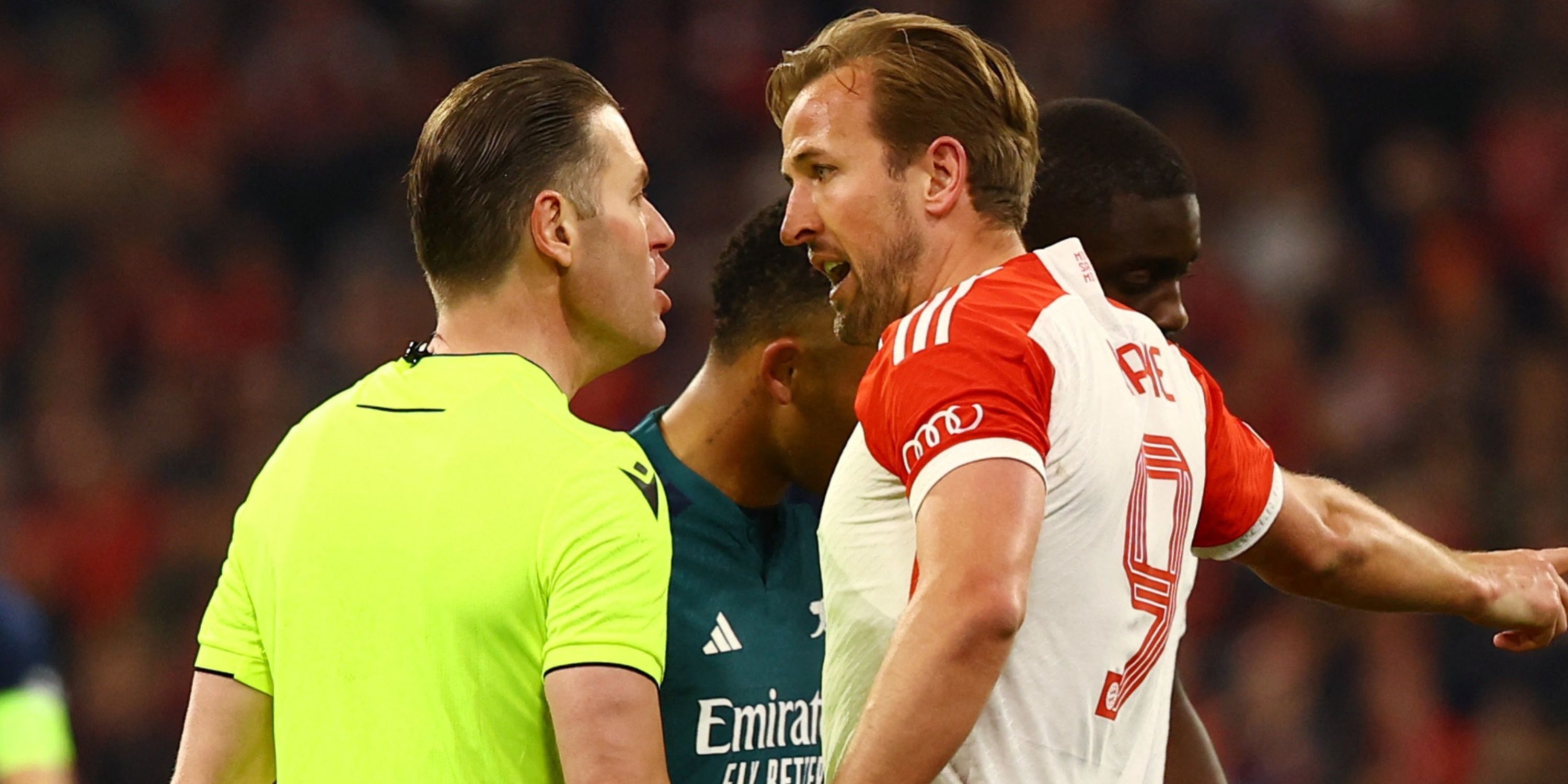 Harry Kane complains to the referee in Bayern Munich vs Arsenal