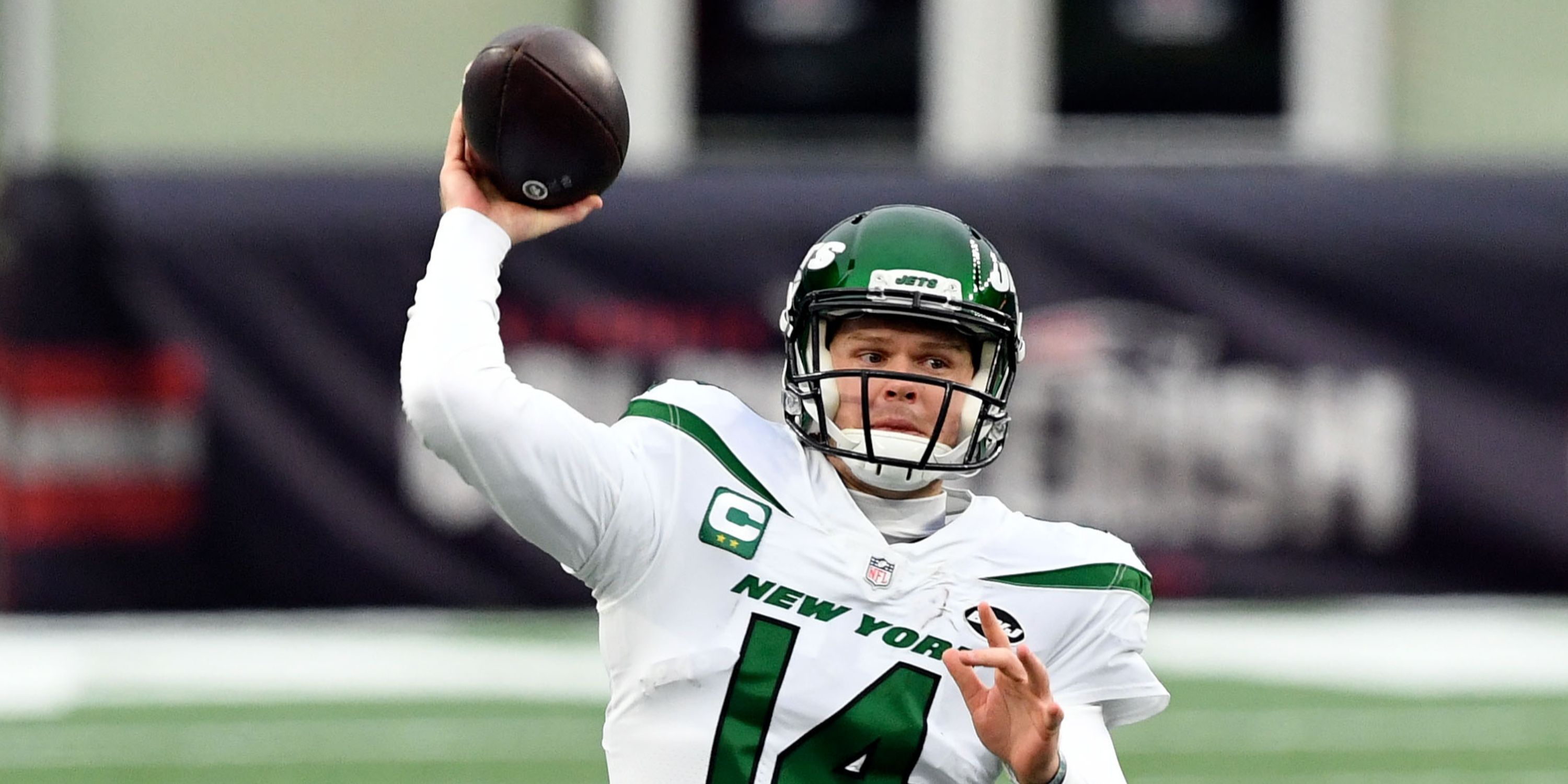 Sam Darnold throwing a pass 