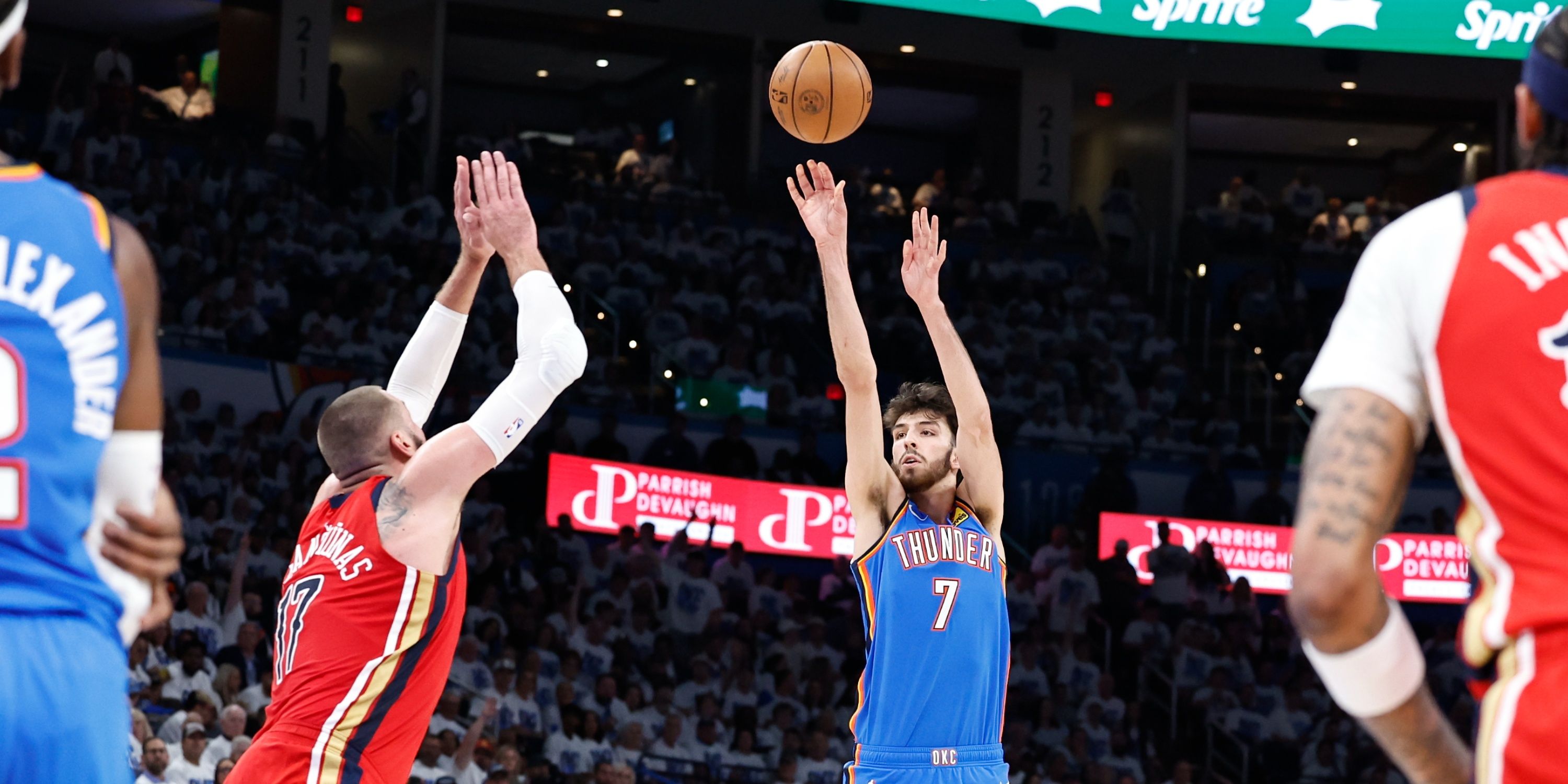 Chet Holmgren shooting over Jonas Valanciunas