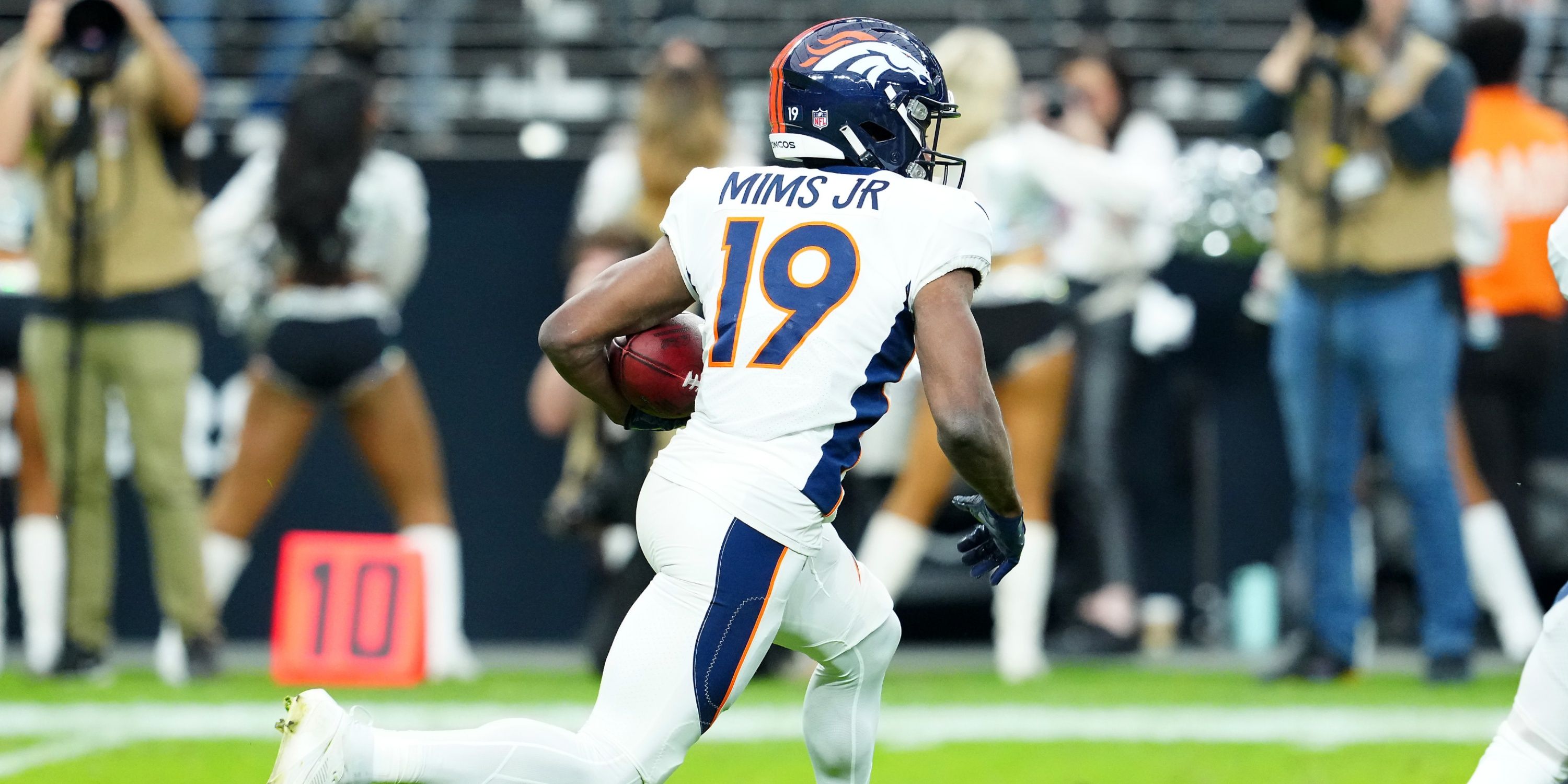 Broncos WR Marvin Mims Jr. catching a pass.