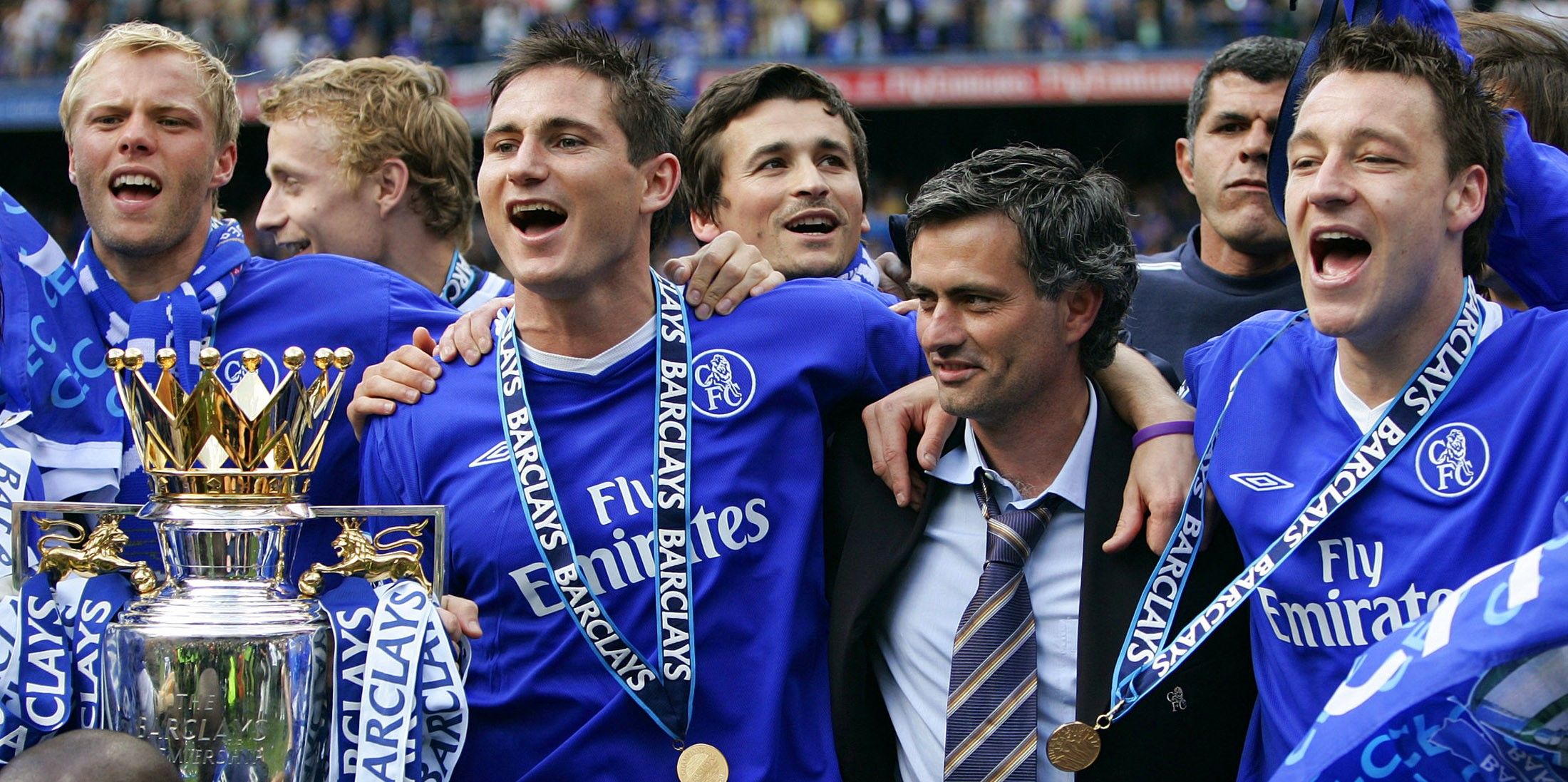 Frank Lampard alongside Jose Mourinho and John Terry after winning the Premier lEAGUE