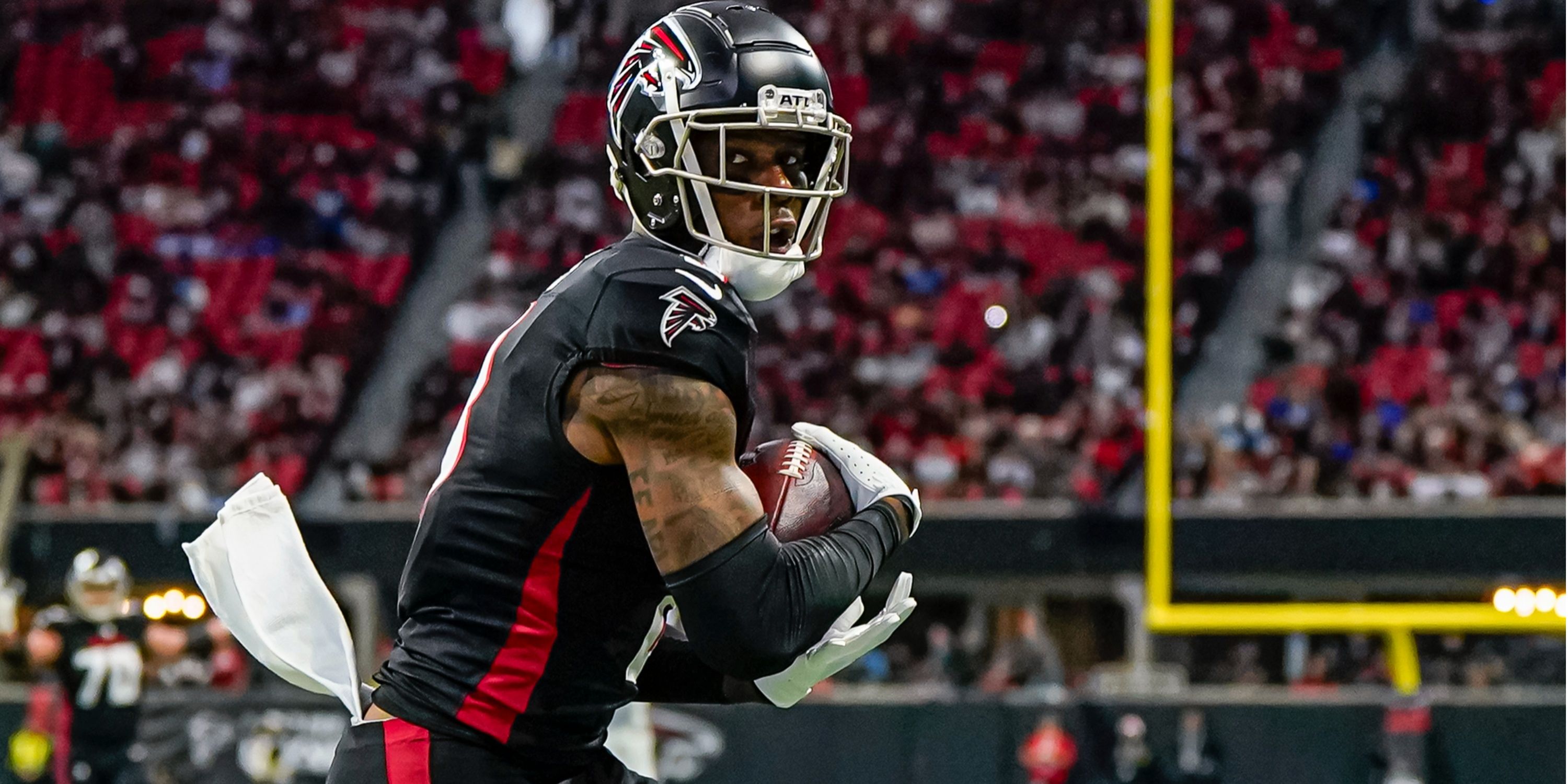 Atlanta Falcons TE Kyle Pitts scores a touchdown. 