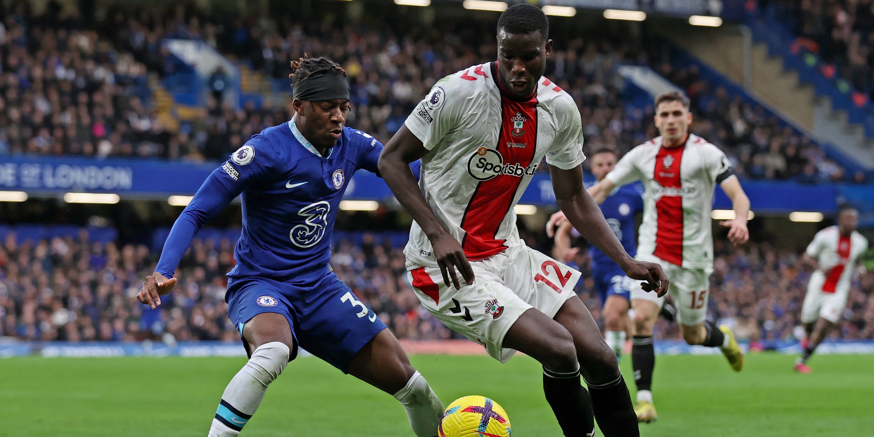 Southampton striker Paul Onuachu taking on Chelsea winger Noni Madueke