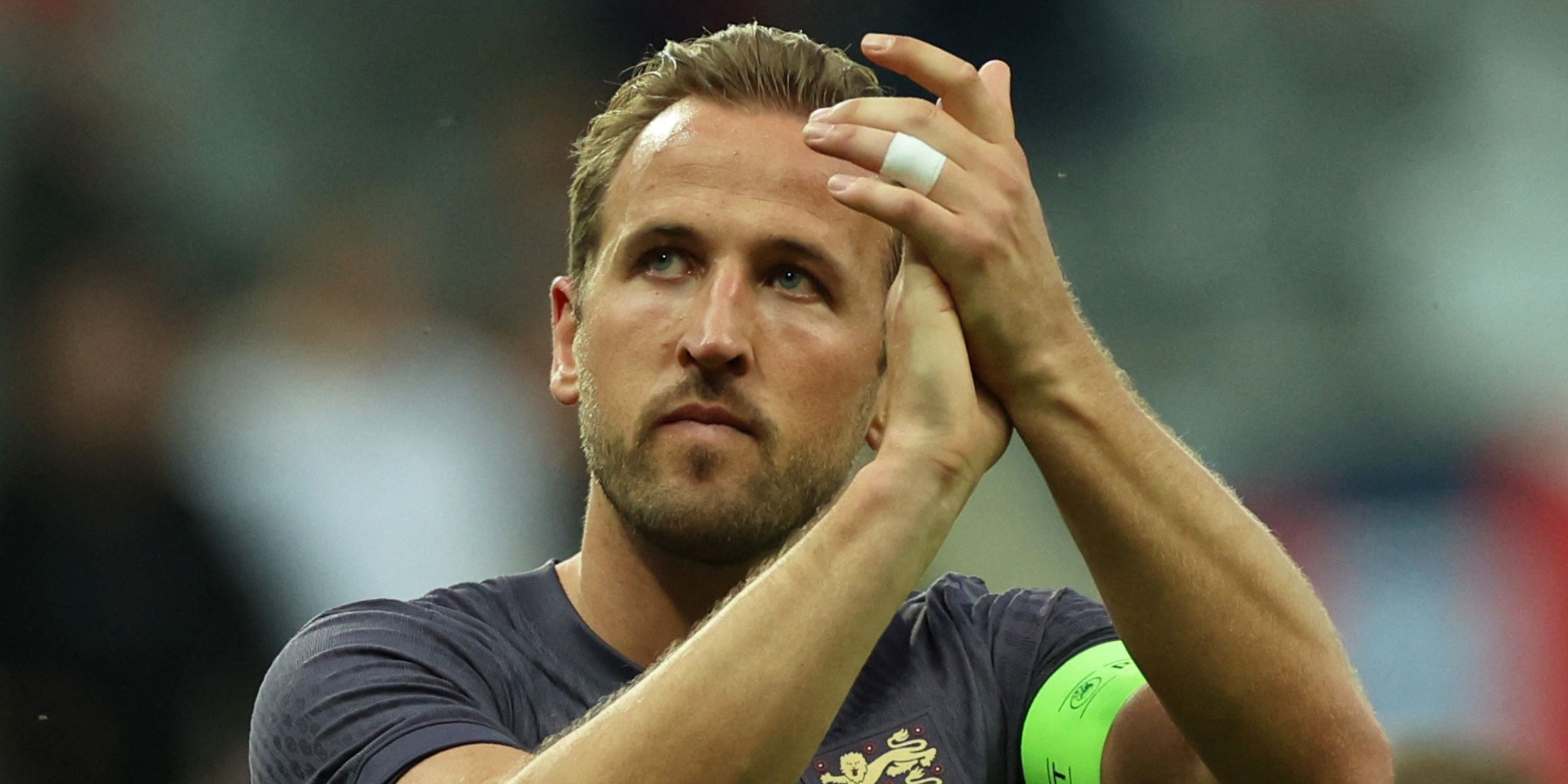 Harry Kane claps England supporters