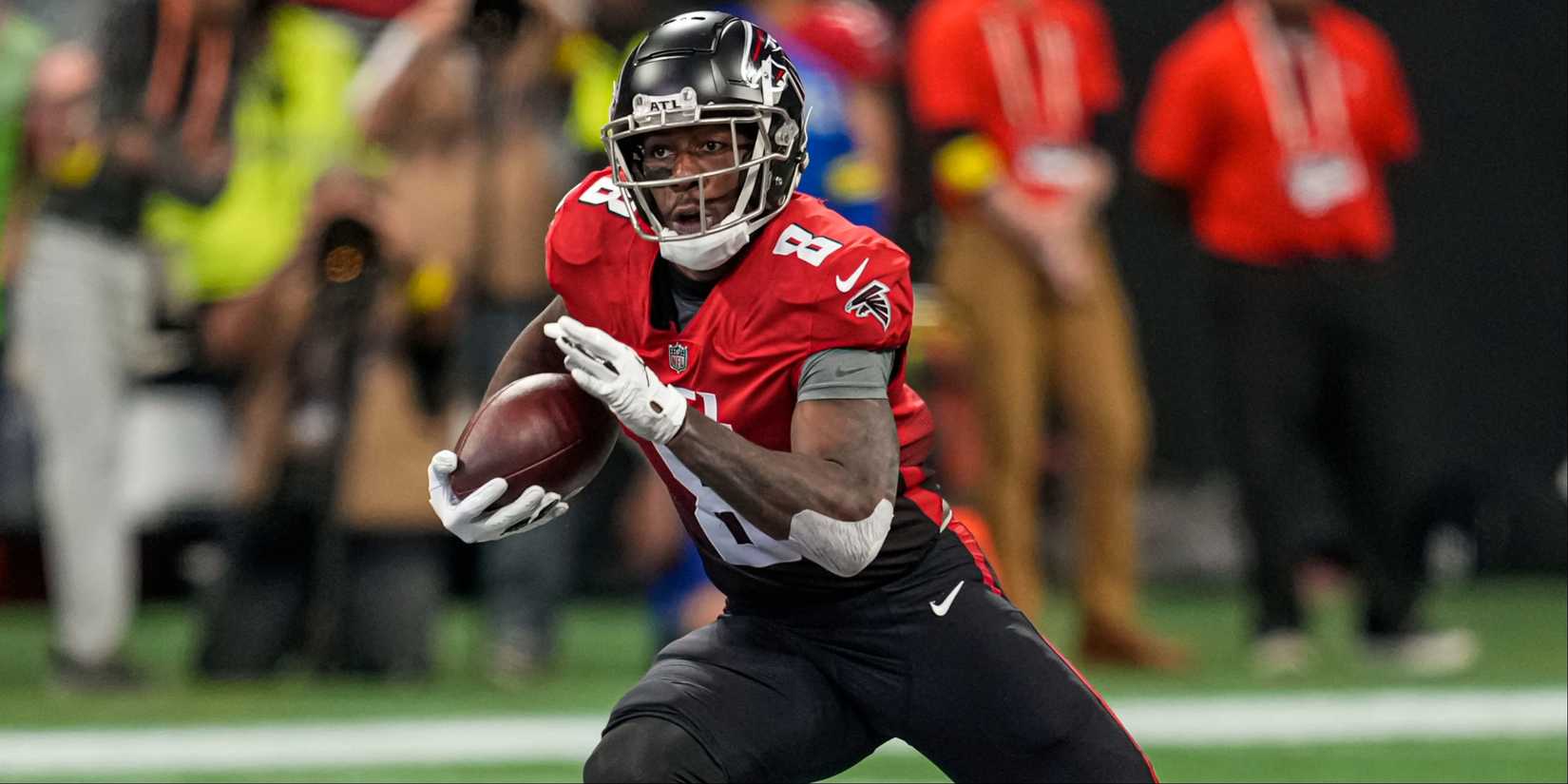 Atlanta Falcons tight end Kyle Pitts makes a catch