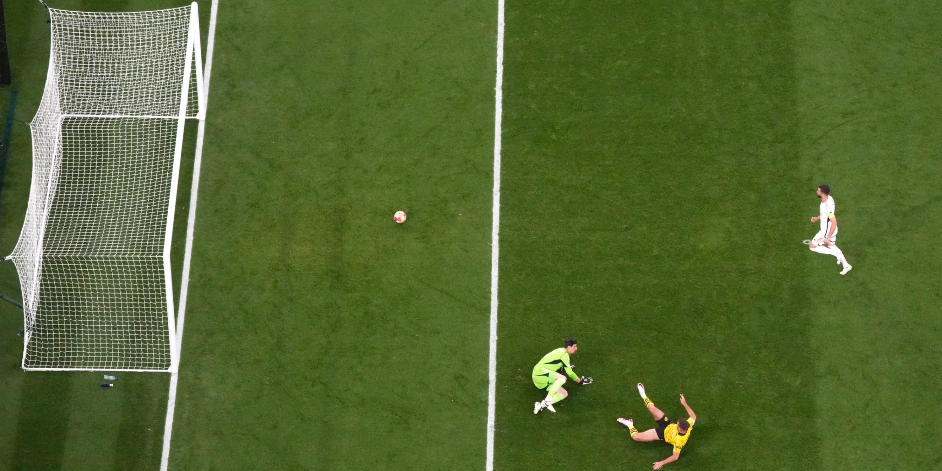 Niclas Fullkrug hits the post during Champions League final at Wembley