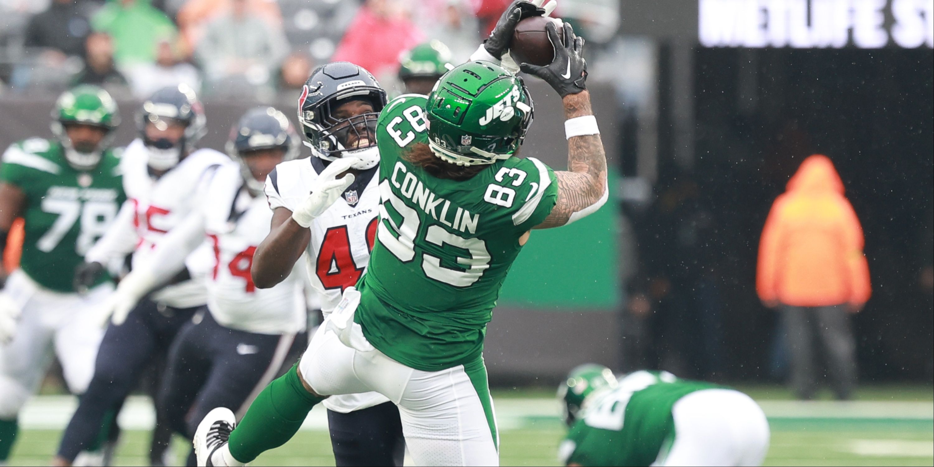 New York Jets tight end Tyler Conklin makes a catch