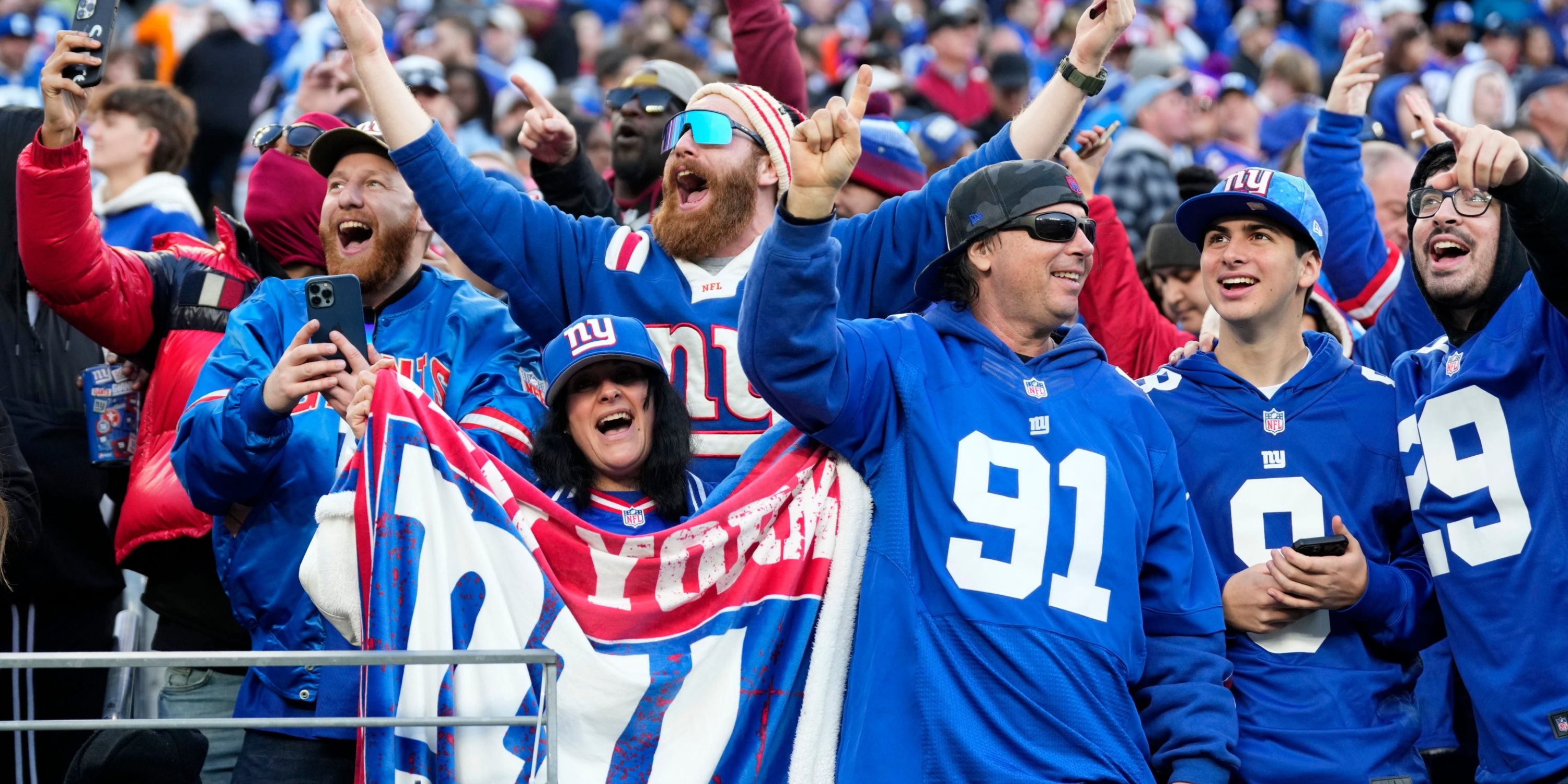 Giants fans cheering loudly at Metlife Stadium