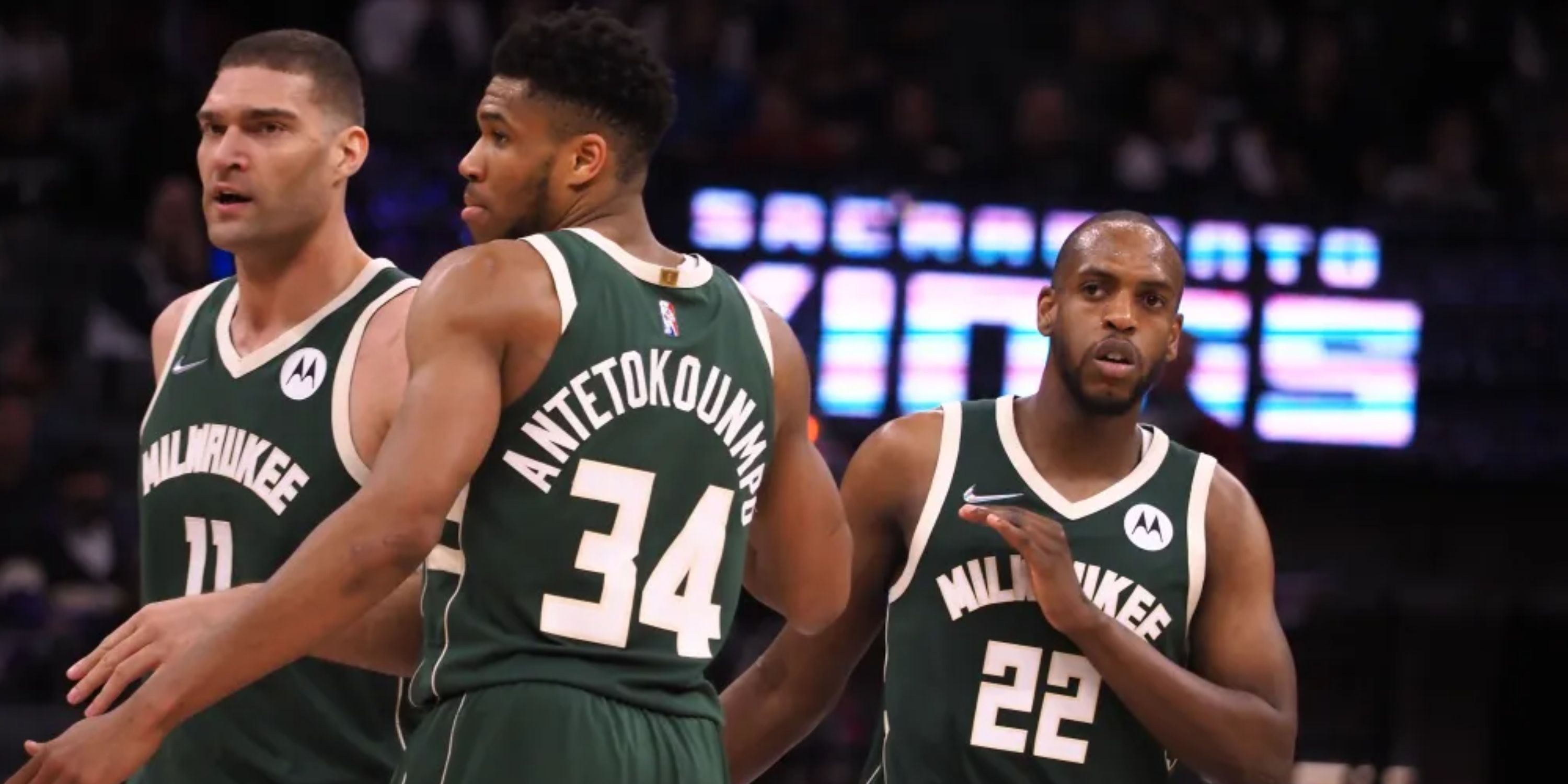 Brook Lopez Khris Middleton Giannis Antetokounmpo Milwaukee Bucks