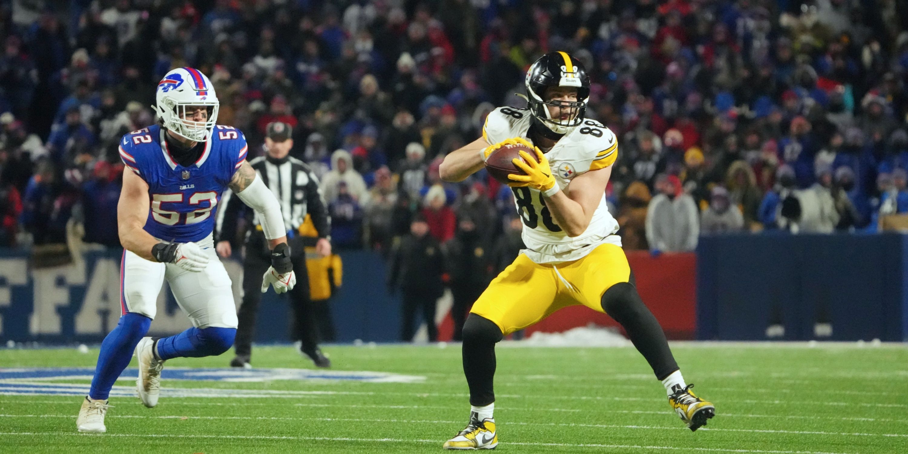 Steelers TE Pat Freiermuth catches pass in playoff game.