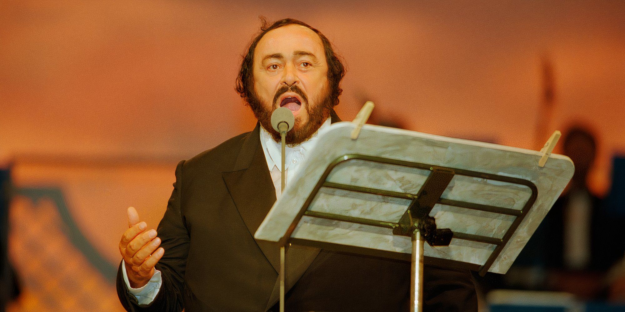 Luciano Pavarotti singing