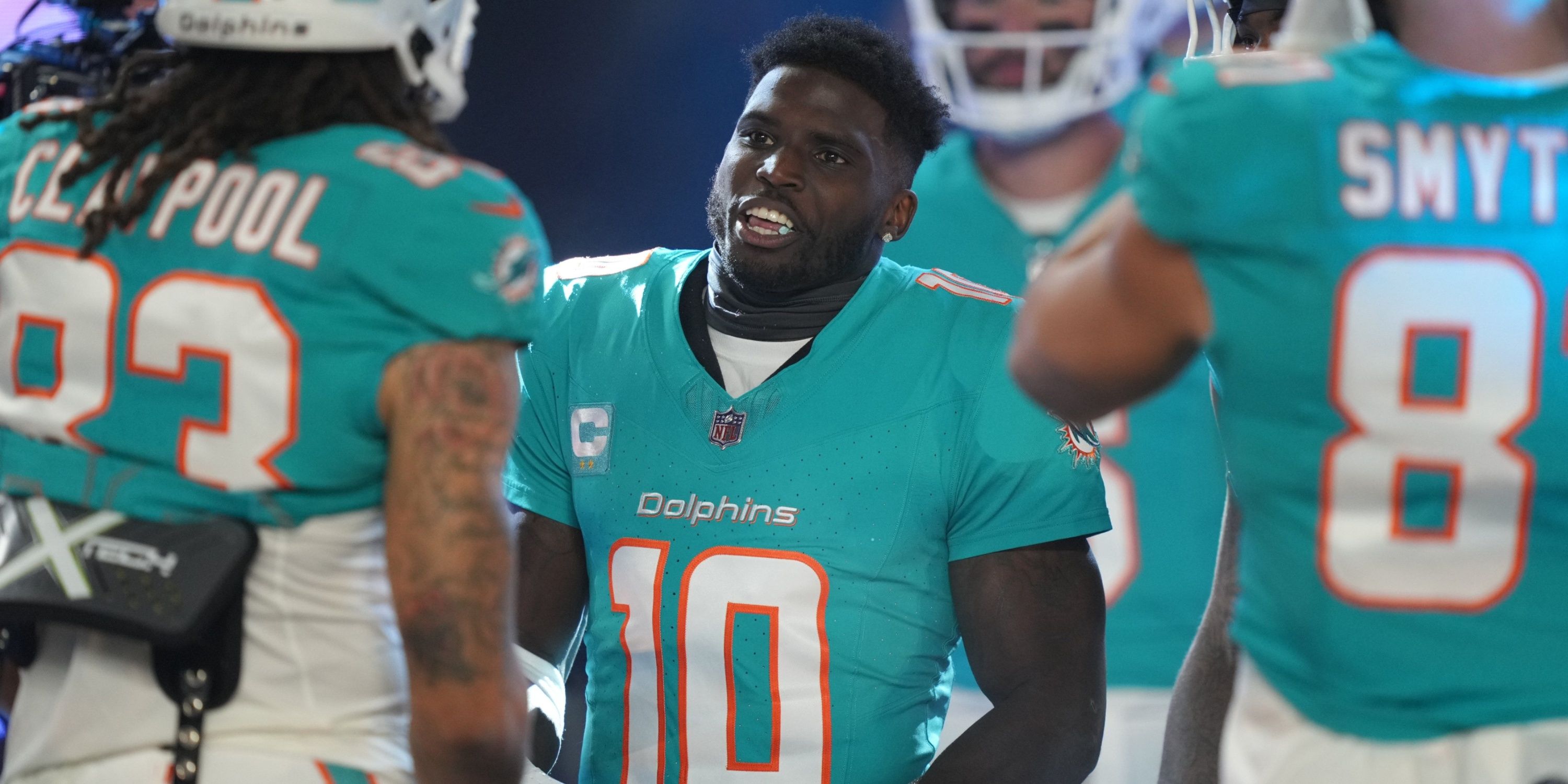 Miami Dolphins WR Tyreek Hill talks to teammates