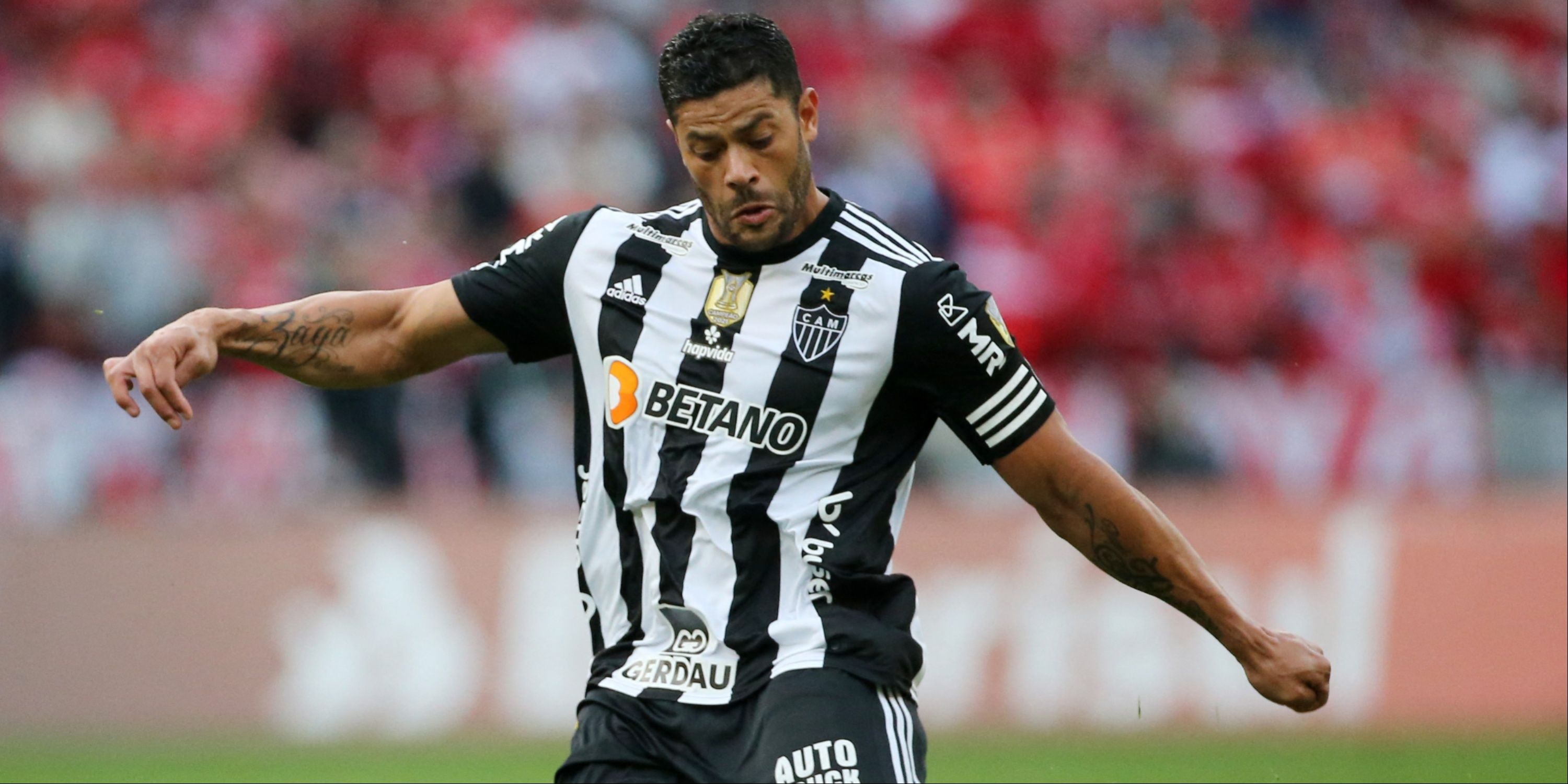 Hulk strikes a free-kick for Atletico Mineiro