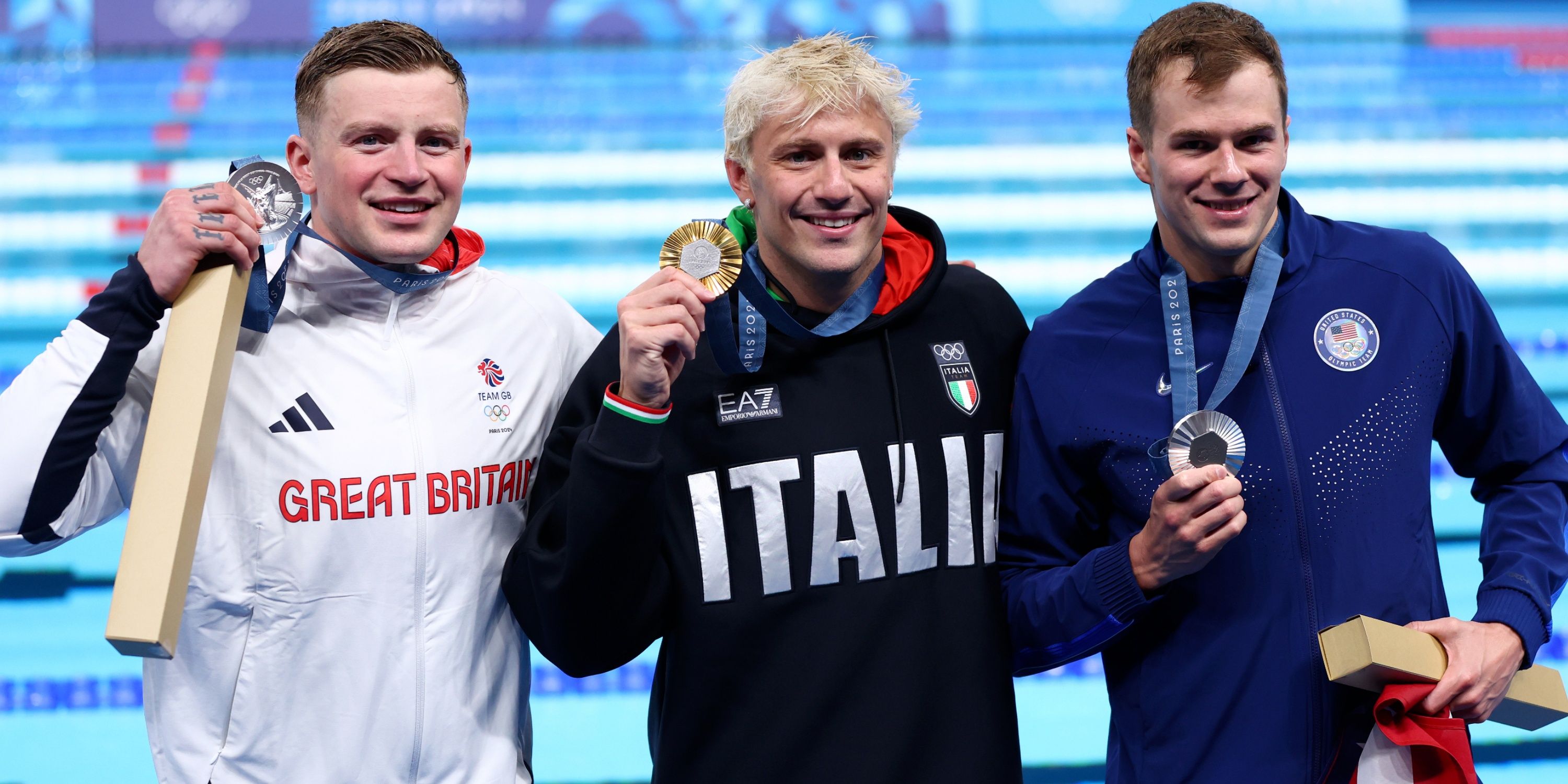 金メダリストのイタリアチームのニコロ・マルティネンギ（中央）と銀メダリストのイギリスチームのアダム・ピーティ（左）とアメリカチームのニック・フィンク（右）