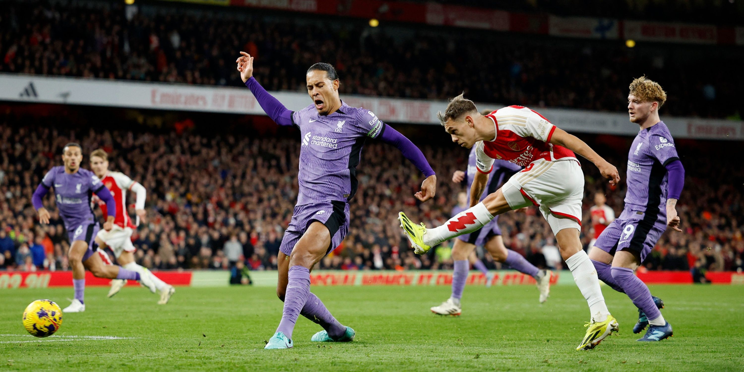 Các cầu thủ Arsenal và Liverpool tranh tài trong một trận đấu quan trọng