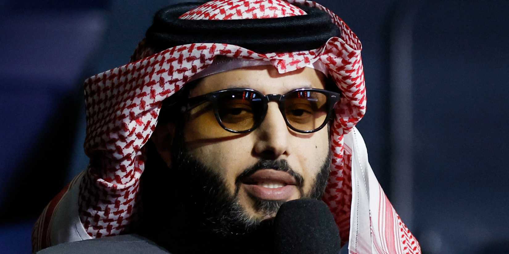 Turki Alalshikh Reads Scorecards to Hamzah Sheeraz Mid-Fight
