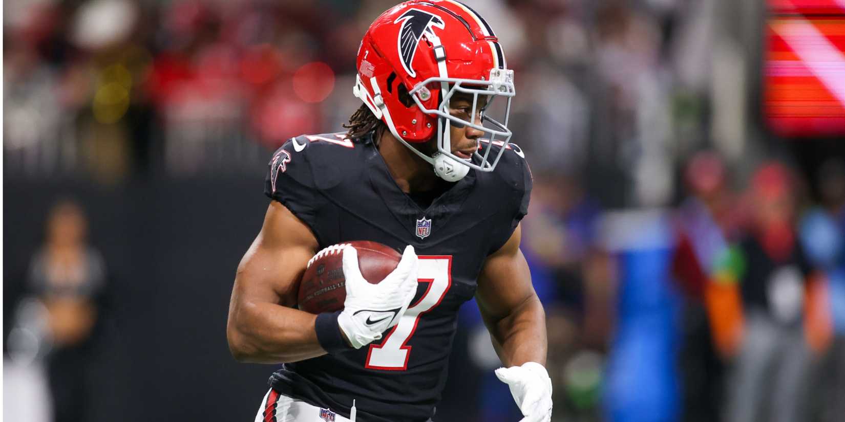 Atlanta Falcons RB Bijan Robinson running down the field