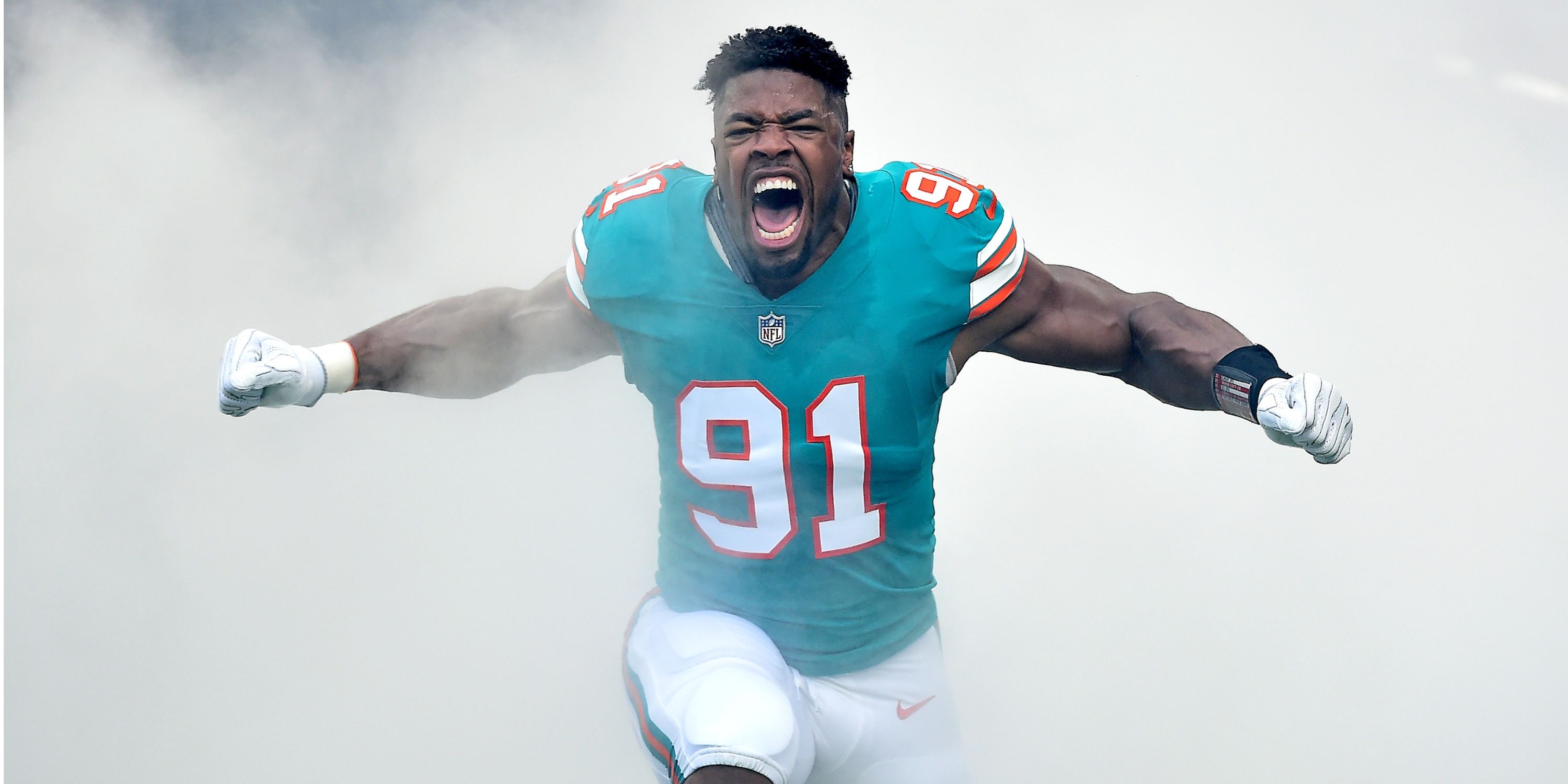 Miami Dolphins EDGE Cameron Wake warms up before kickoff