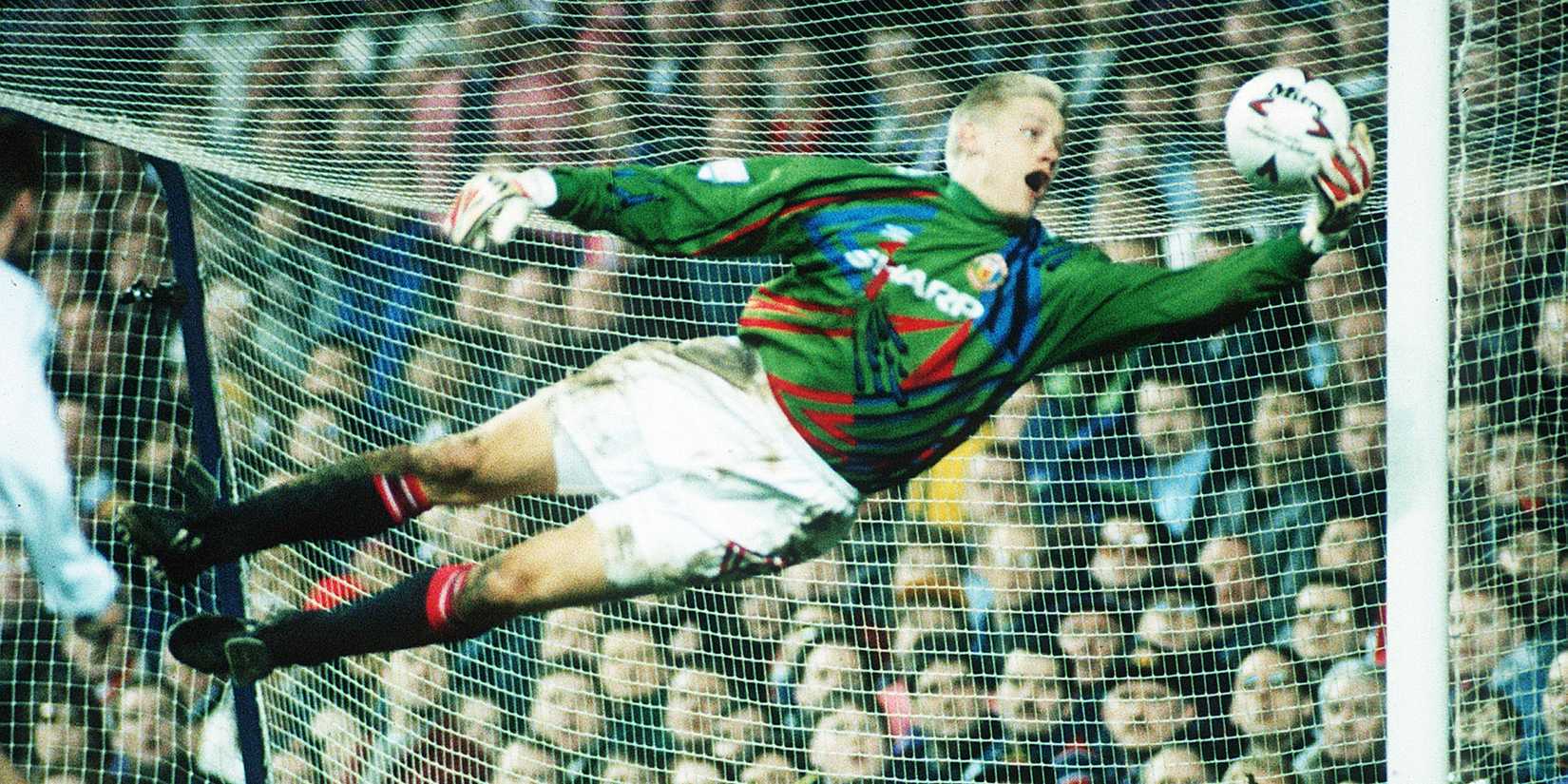 10 Most Acrobatic Goalkeepers in Football History [Ranked]