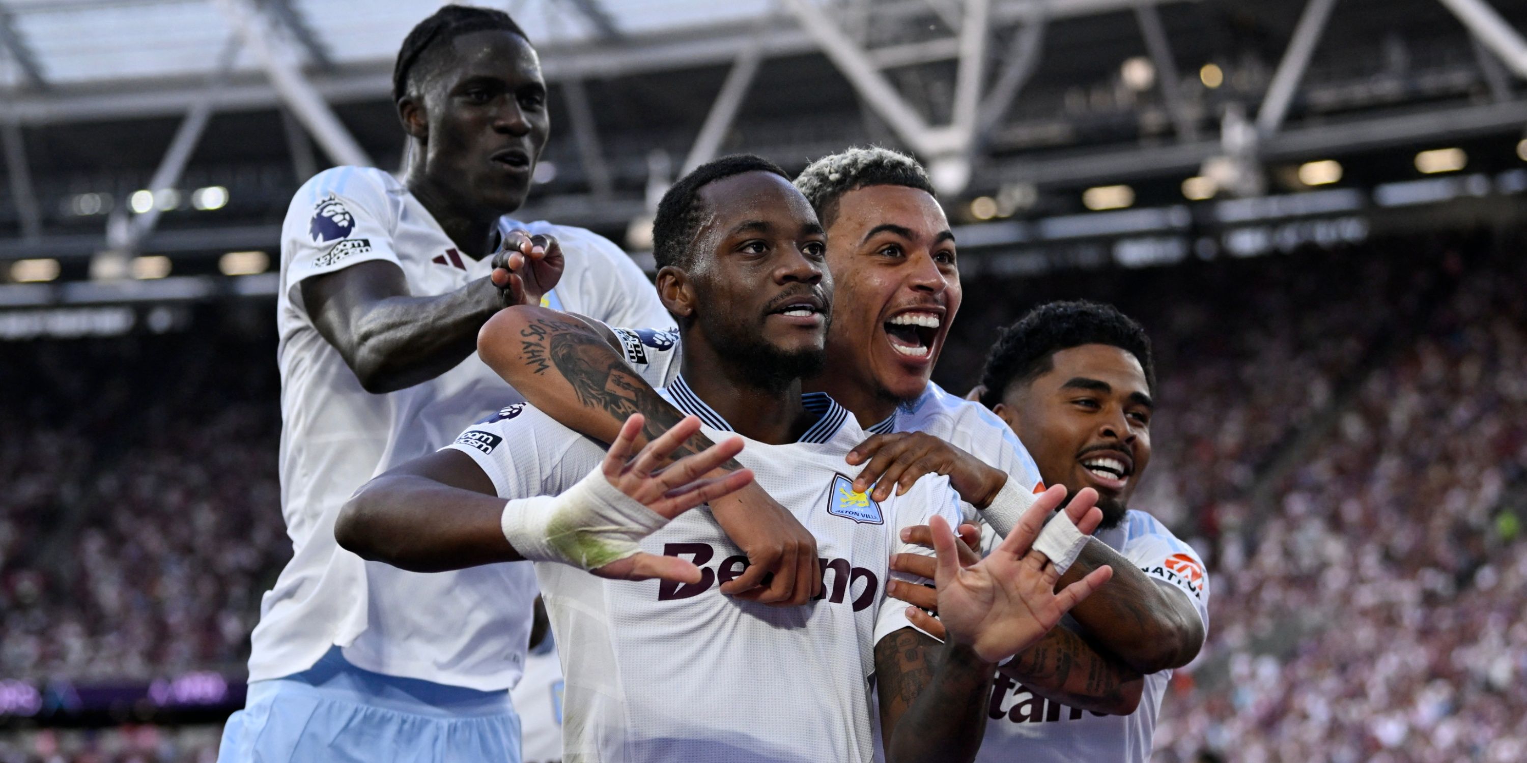 Aston Villa players celebrate Jhon Duran's goal against West Ham