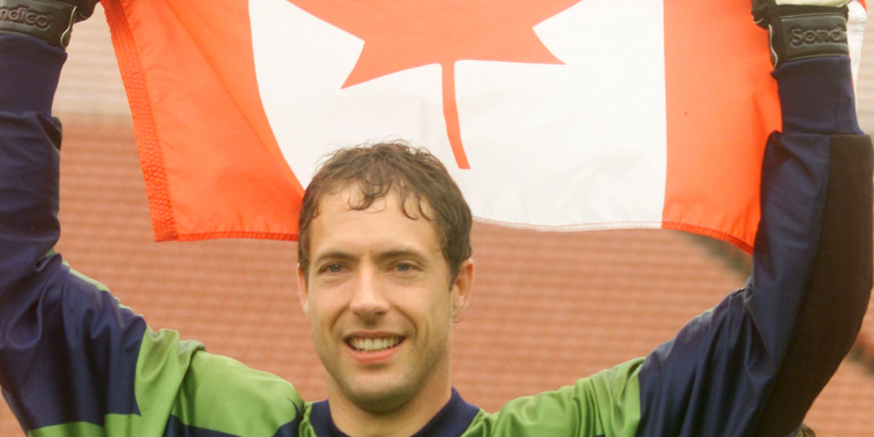 CANADIAN GOALKEEPER HOLDS UP FLAG AFTER WINNING GOLD CUP 2000.