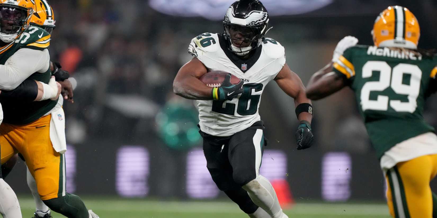 Eagles RB Saquon Barkley rushes against Packers