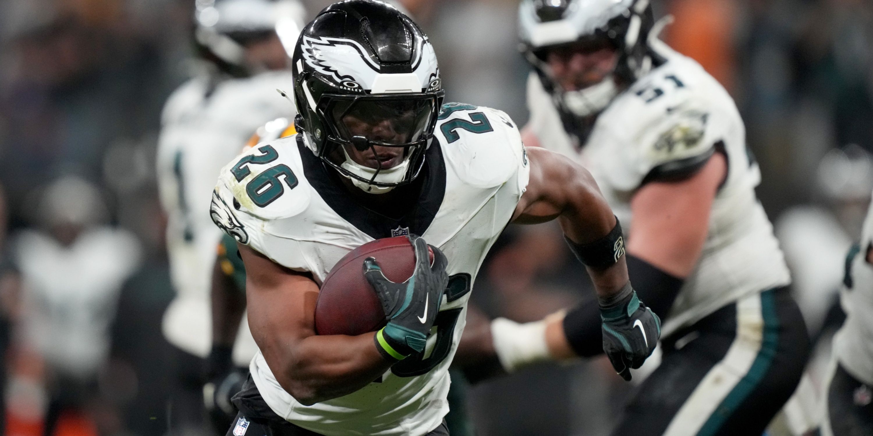 Eagles RB Saquon Barkley rushes against Packers