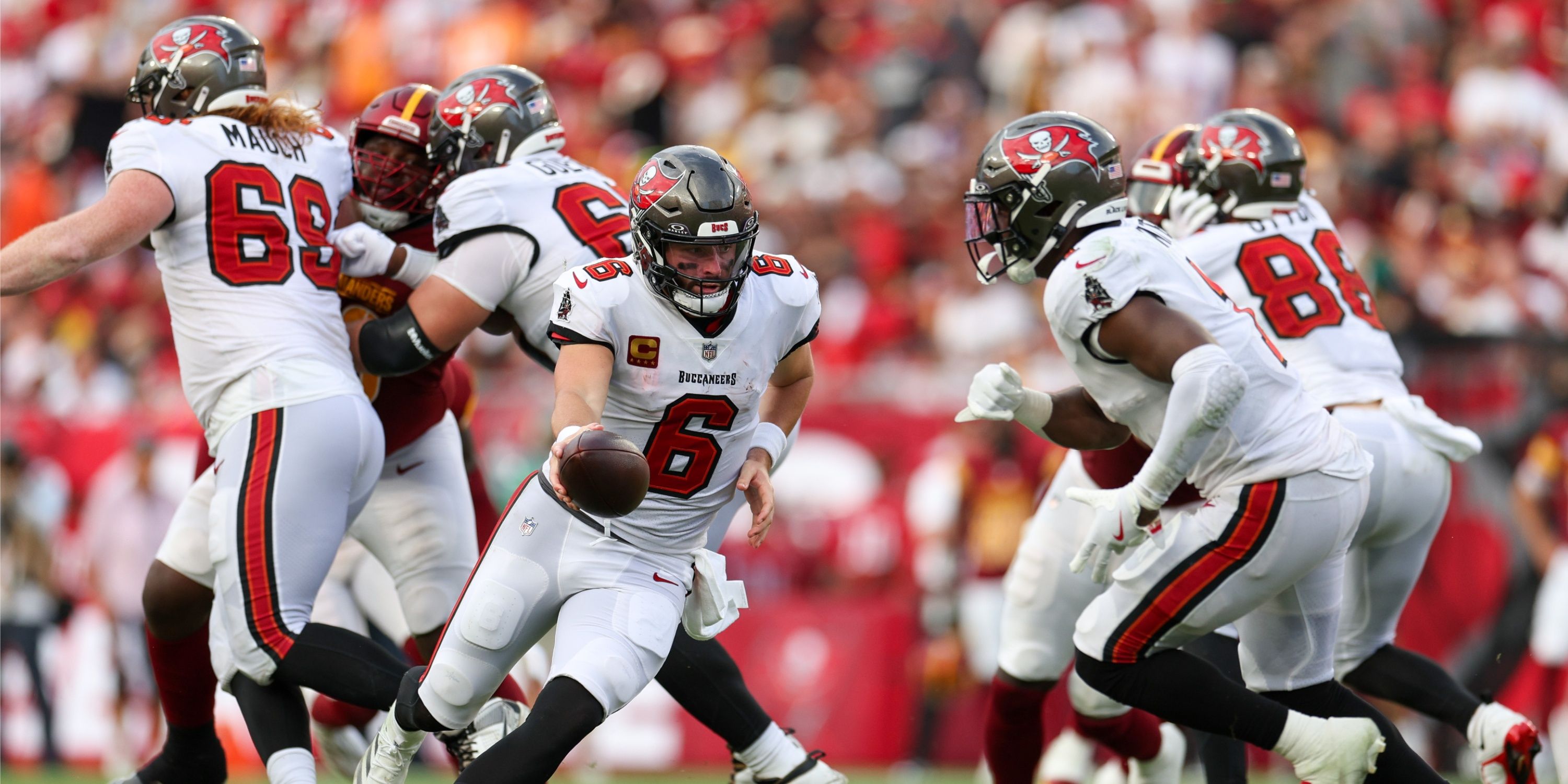 Buccaneers QB Baker Mayfield handles the ball off to Rachaad White