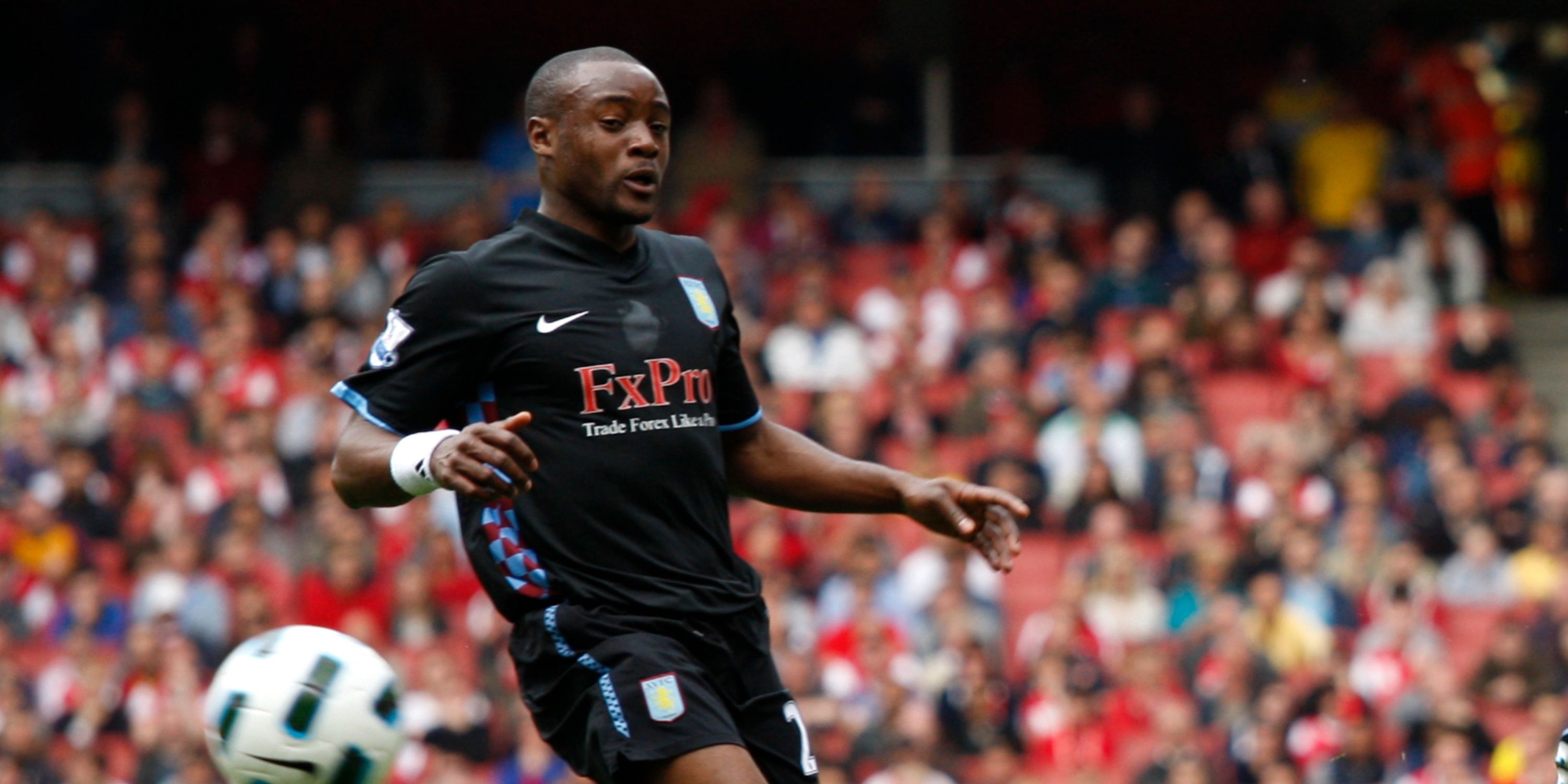 9 Best Aston Villa Kits in the Premier League Era (Ranked)