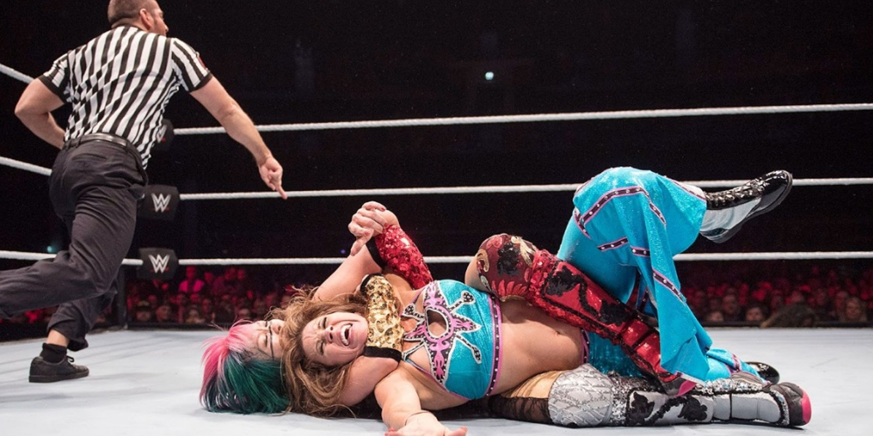 Asuka applying the Asuka Lock to Mickie James