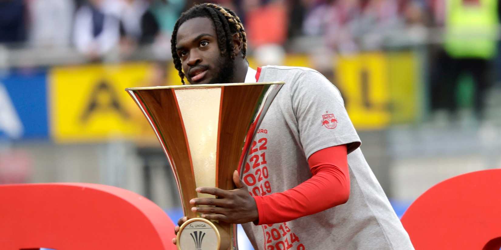 Red Bull Salzburg's Oumar Solet with the OFB Cup.