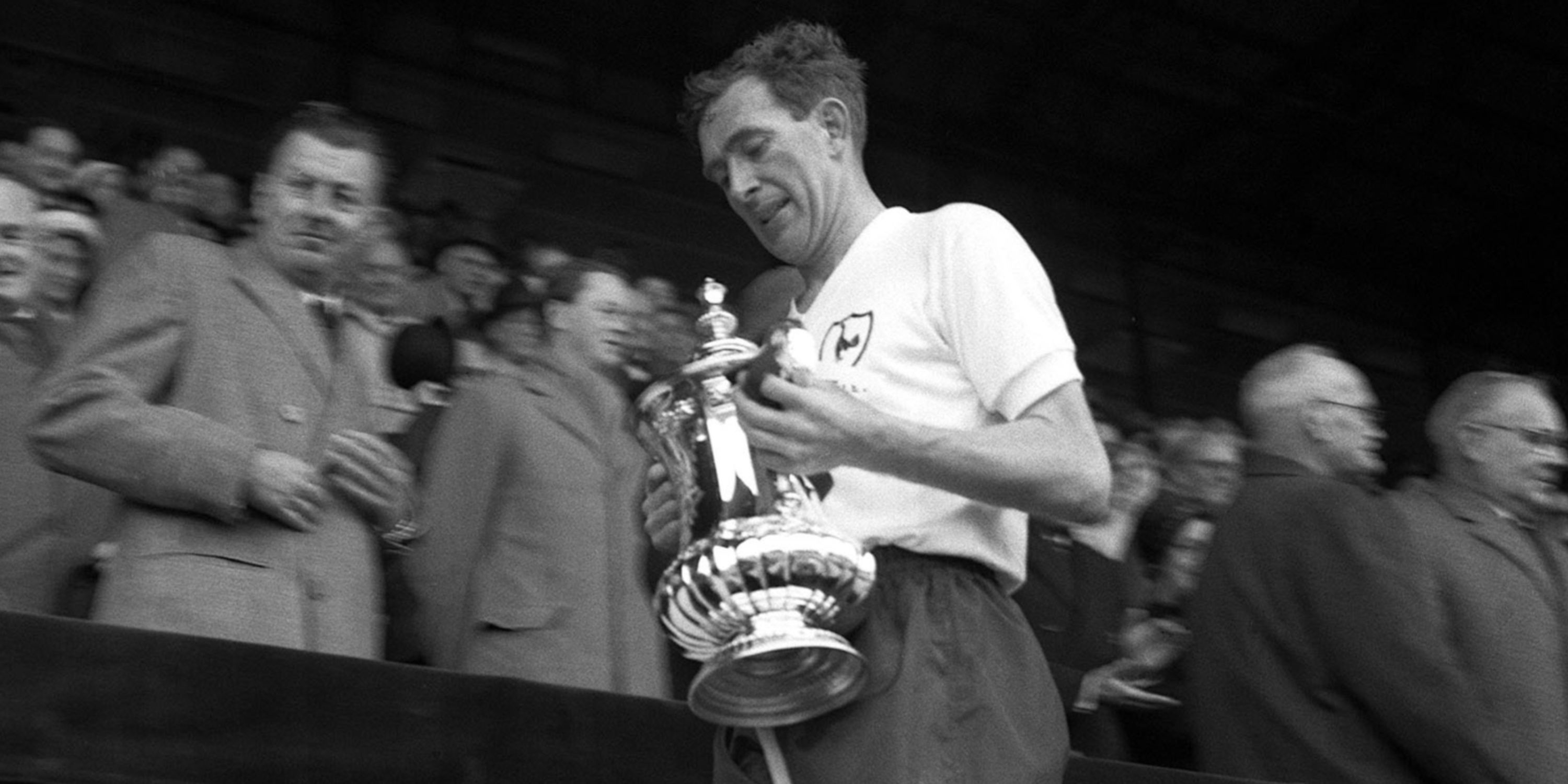 DANNY BLANCHFLOWER LIFTS FA CUP MAY 1961 AFTER THE TOTTENHAM HOTSPUR V LEICESTER CITY FA CUP FINAL 1961