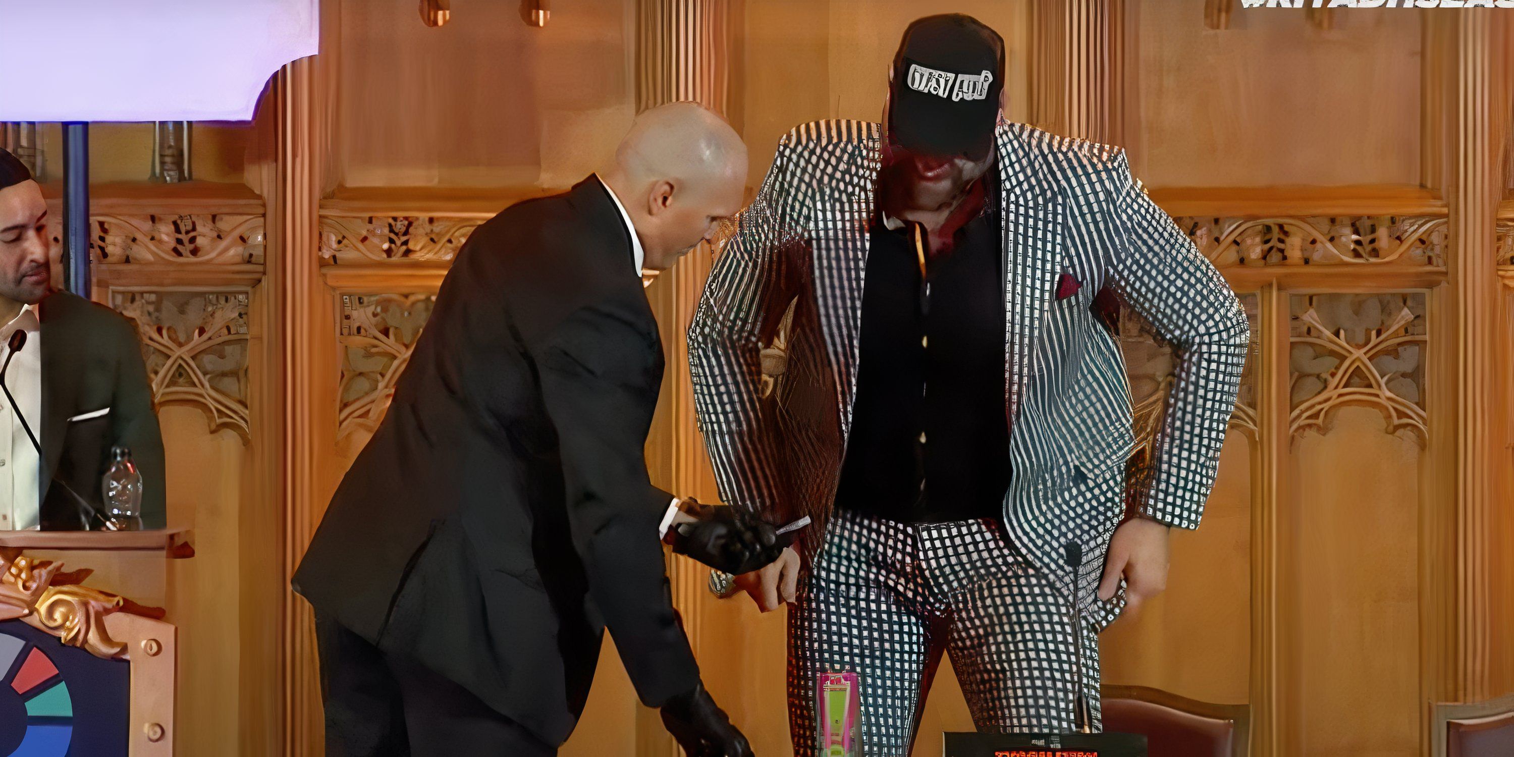 Tyson Fury's Reaction to Oleksandr Usyk's Autograph Stunt at Presser