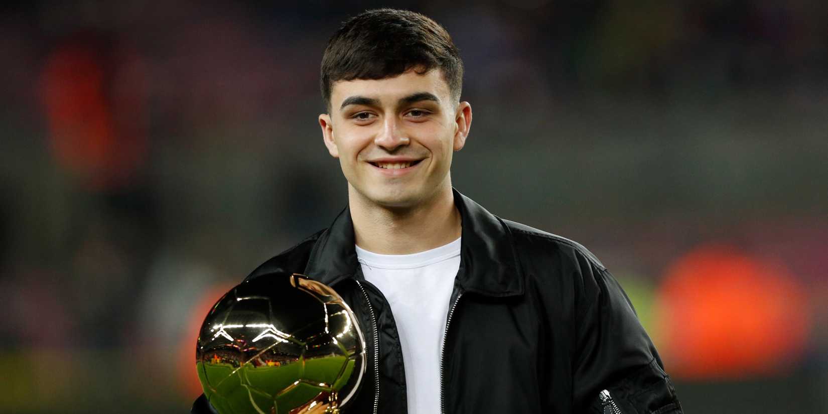 Pedri with the Golden Boy award
