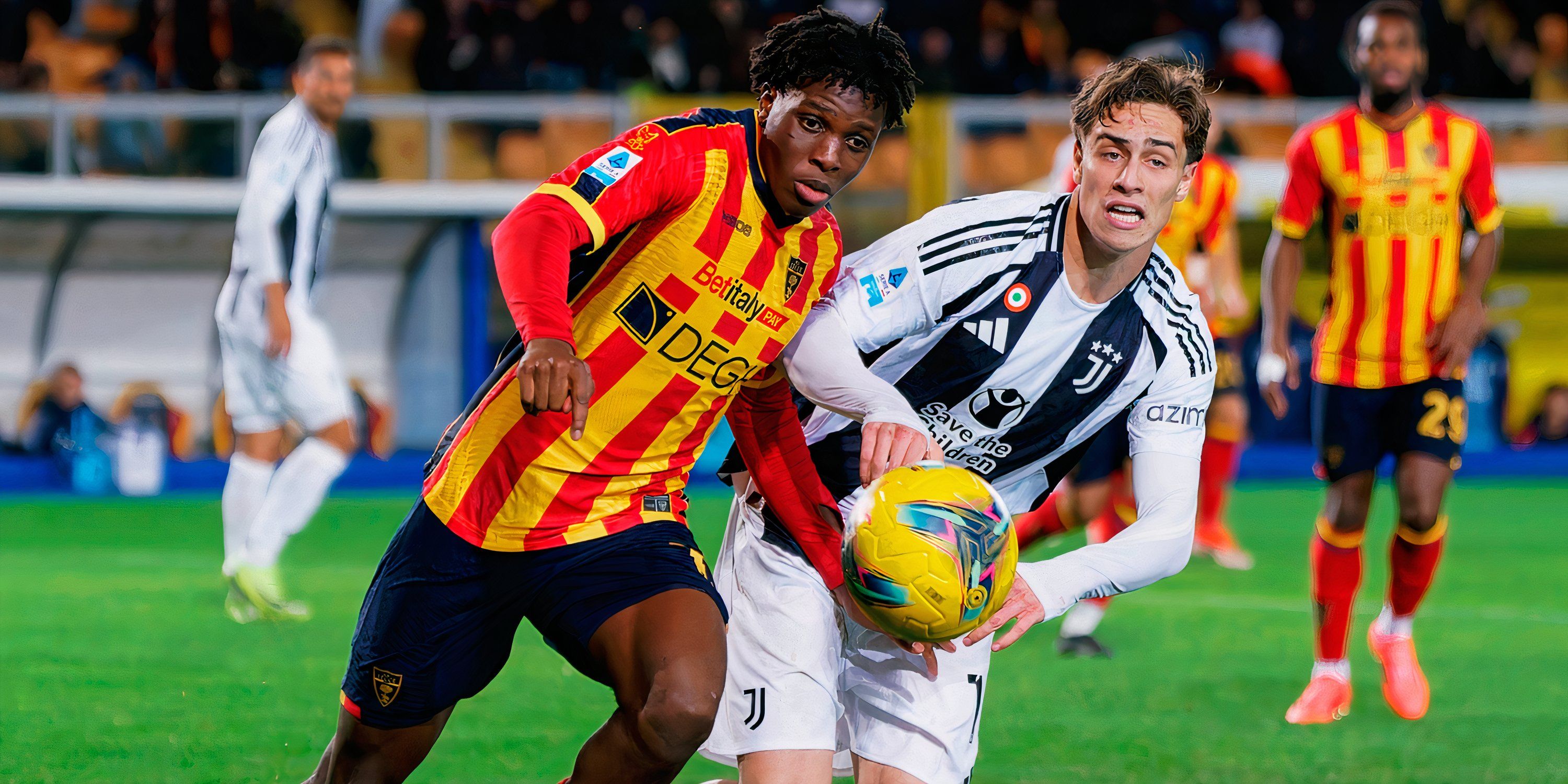 Lecce left-back Patrick Dorgu and Juventus winger Kenan Yildiz battling for possession