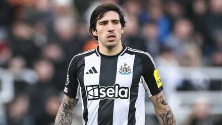 Newcastle United midfielder Sandro Tonali in action