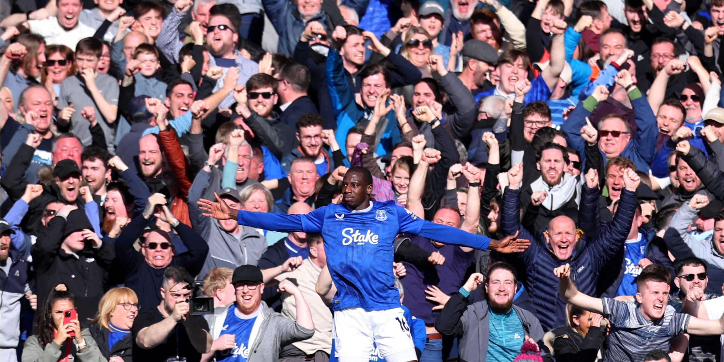 Abdoulaye Doucoure celebrates scoring against Manchester United for Everton