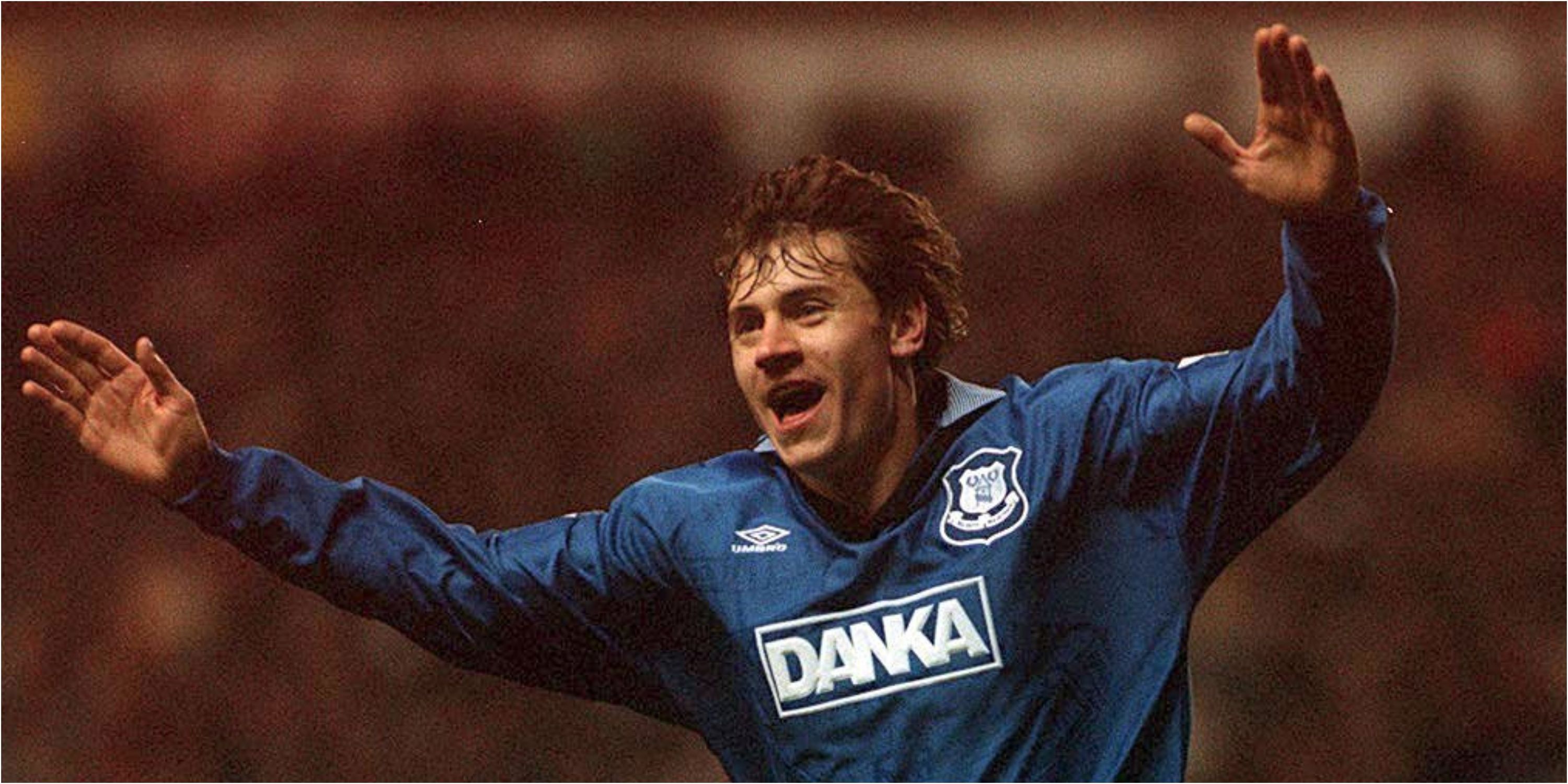 يحتفل Andrei Kanchelskis بالتسجيل في Everton