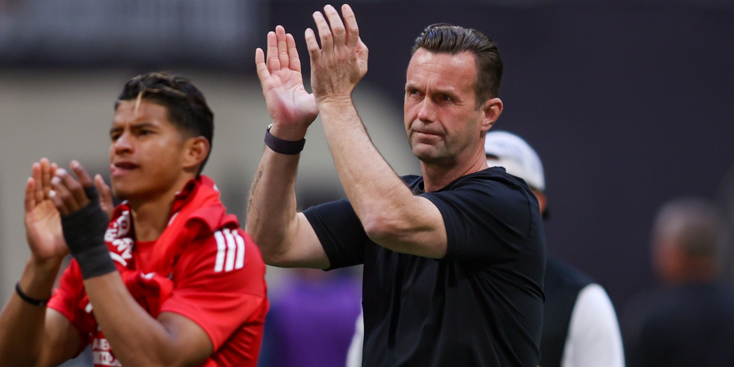 Deila Atlanta clapping