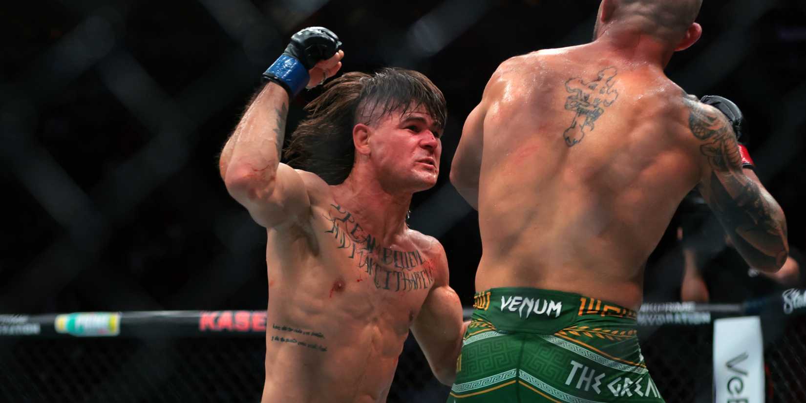 Diego Lopes swings at Alexander Volkanovski