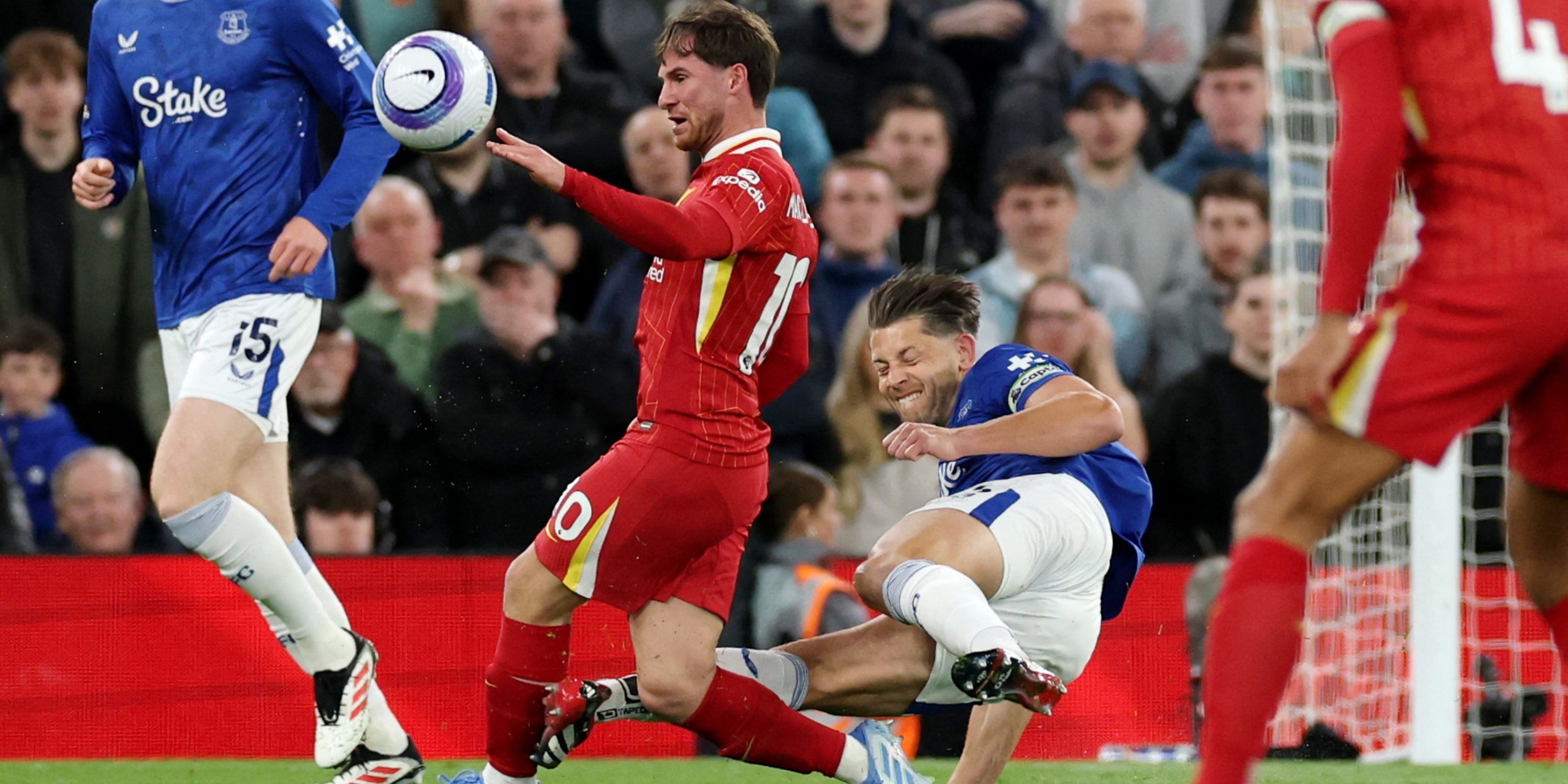 James Tarkowski catches Alexis Mac Allister in Liverpool vs Everton
