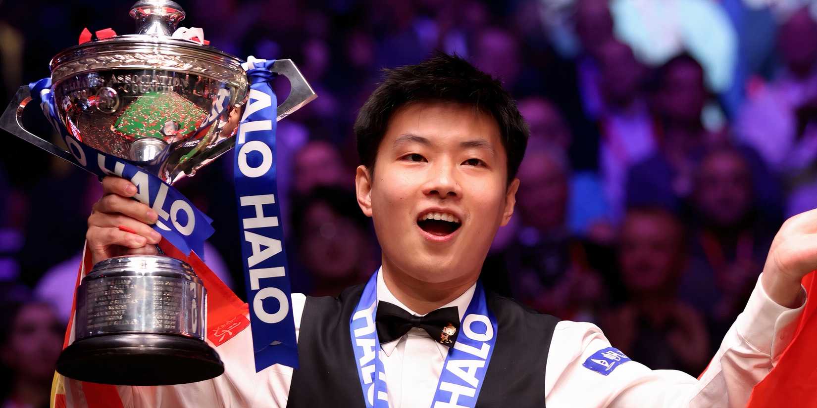 Zhou Xingtong celebrates